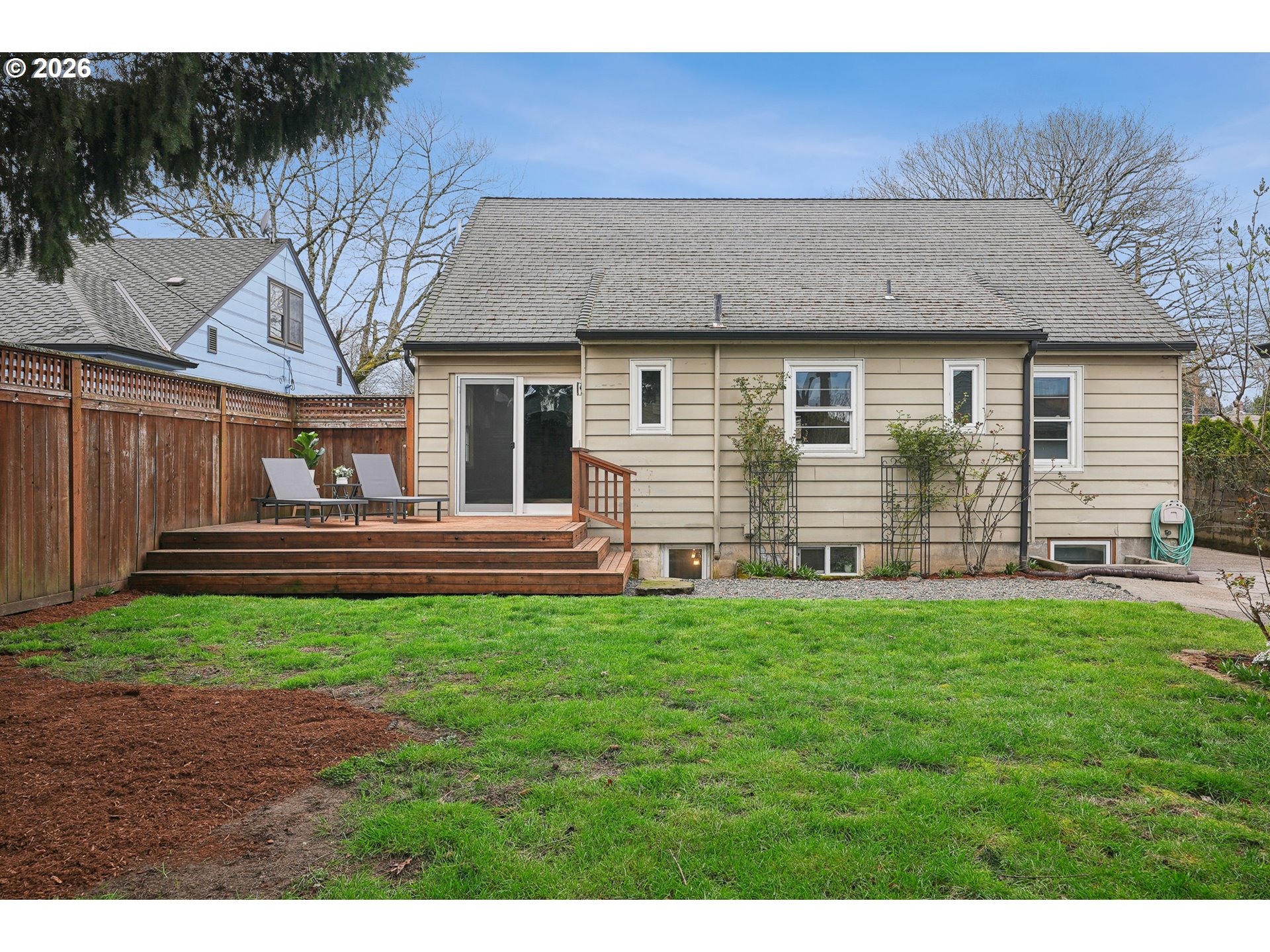 7436 N Seward Ave Property Photo 44