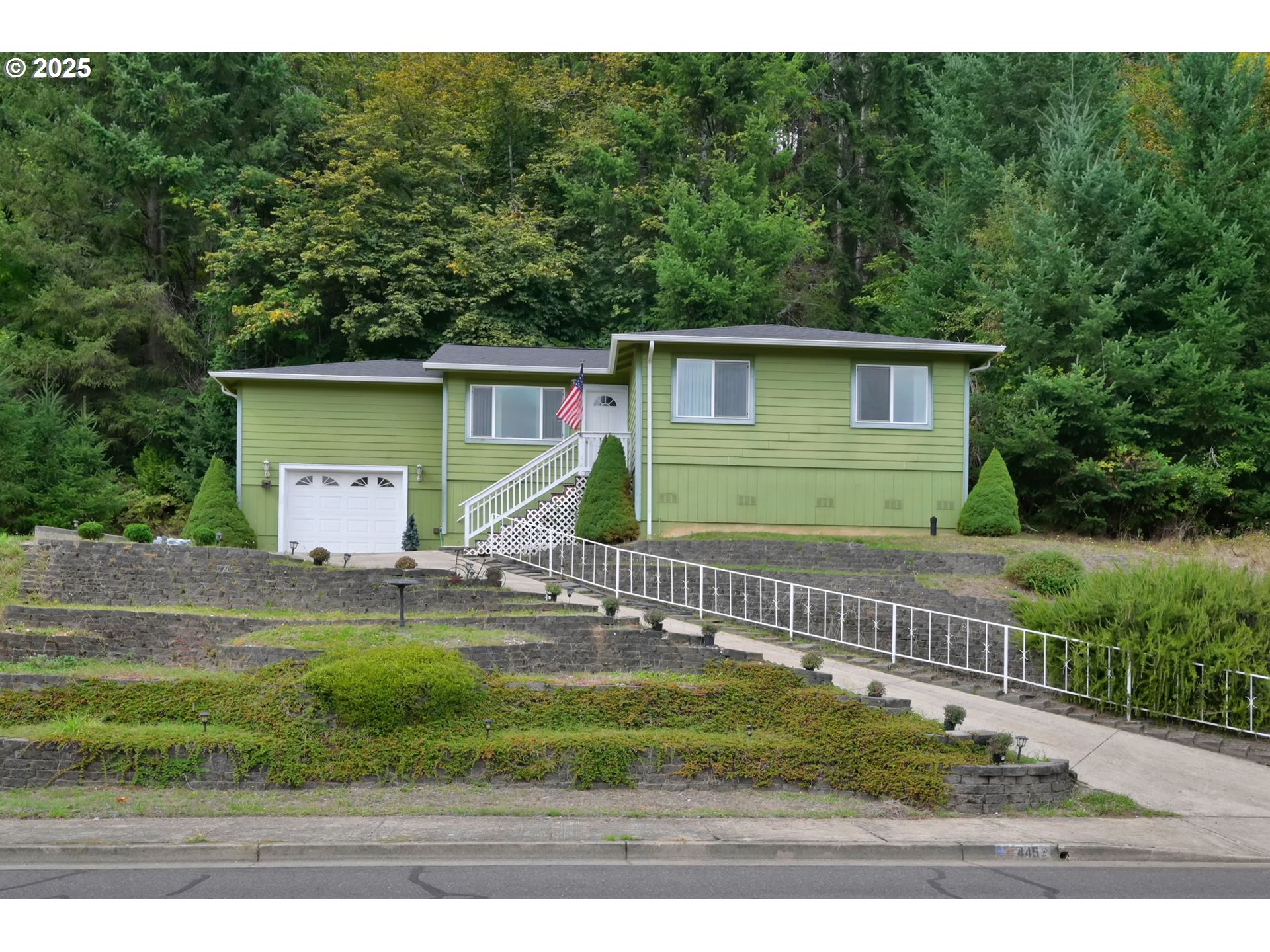 445 Kalapuya Way Property Photo 1