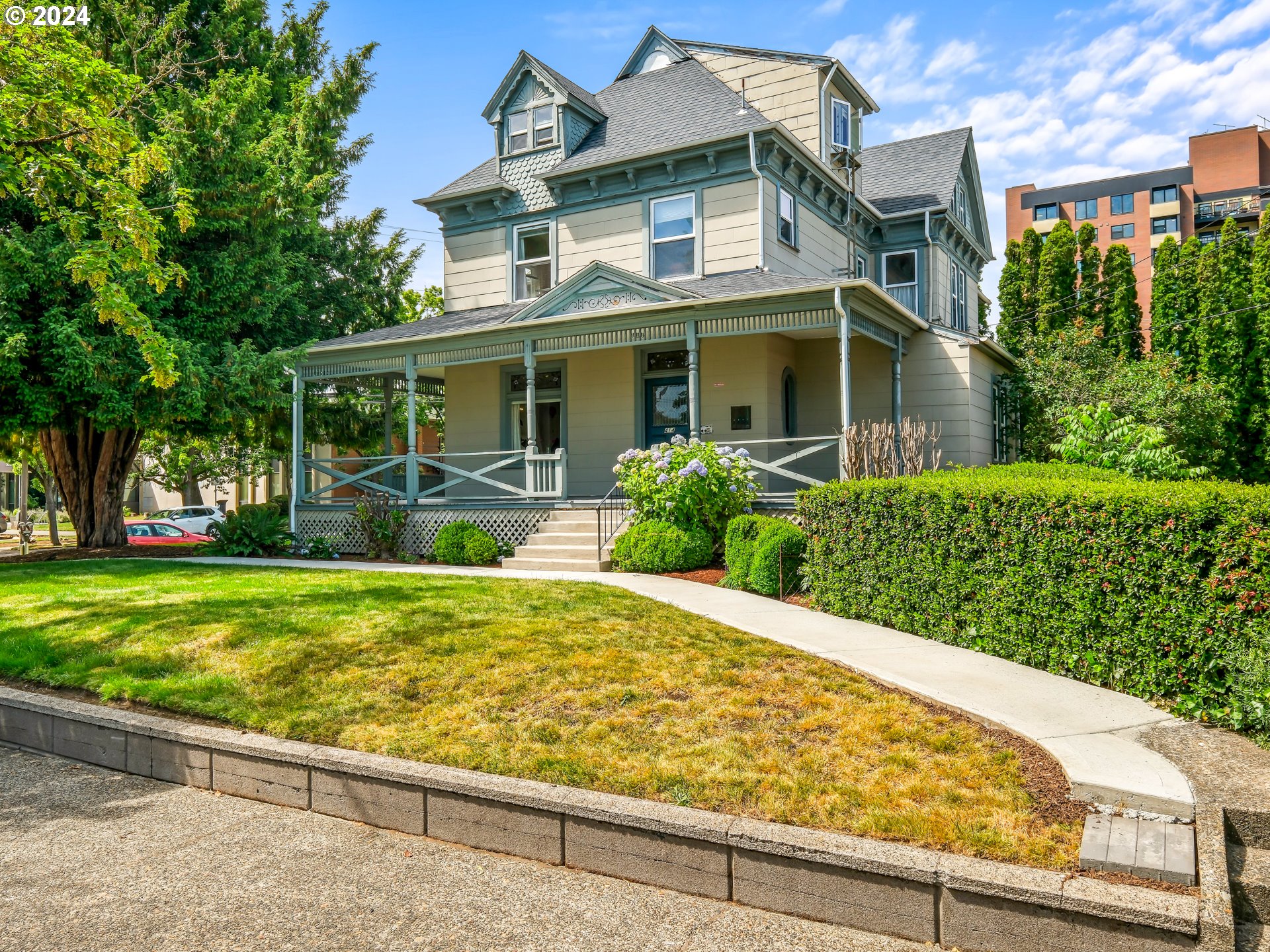 414 W 12TH ST