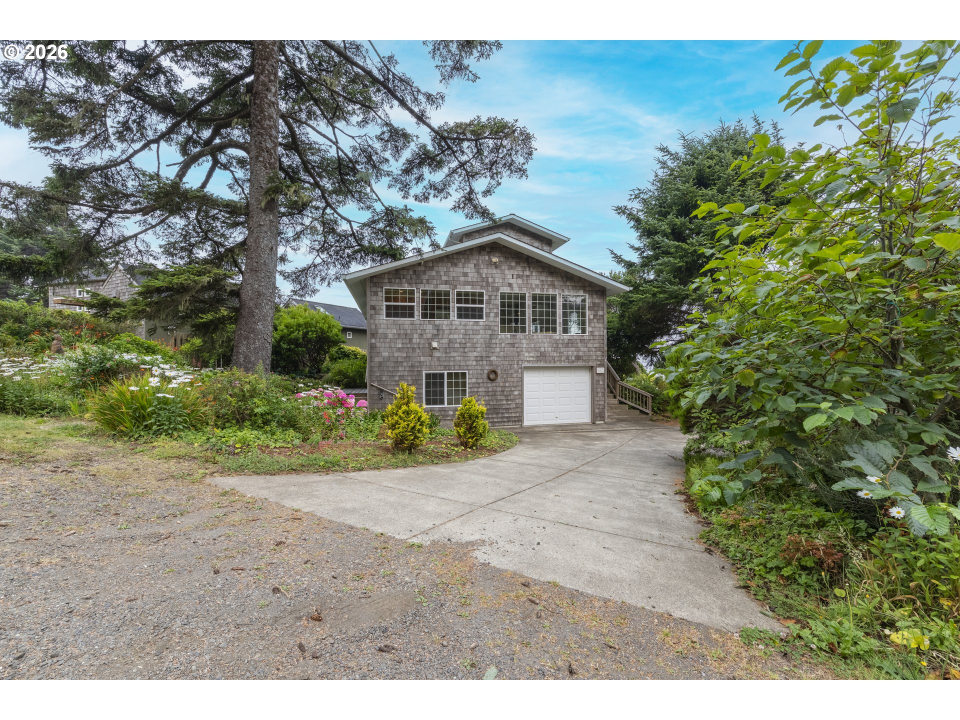 647 Pacific View Dr Property Photo 3