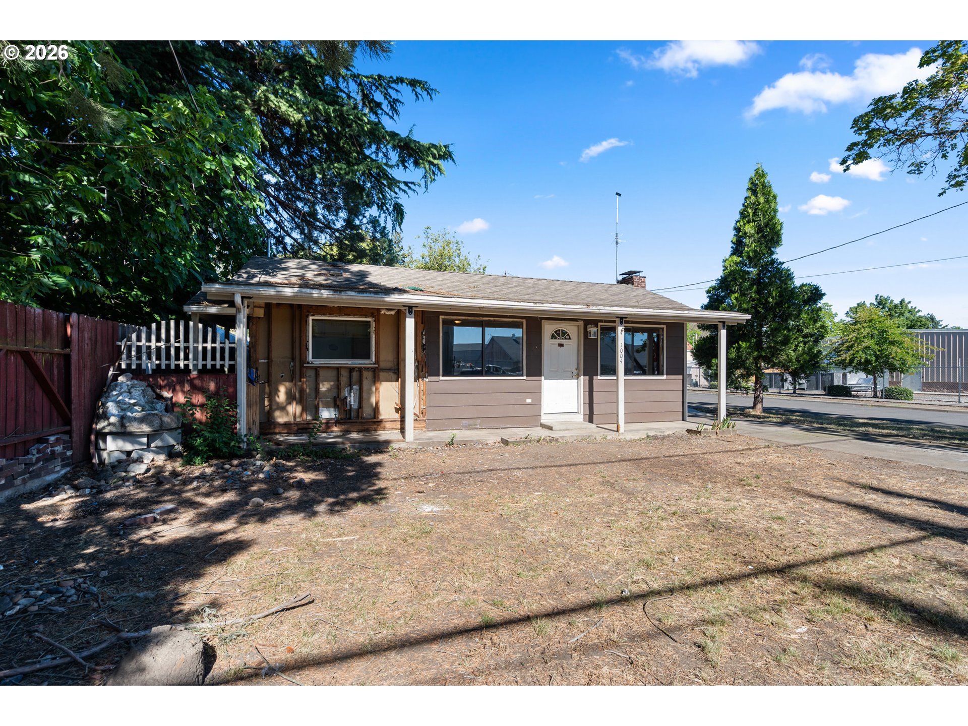 1004 S Grape St Property Photo 1