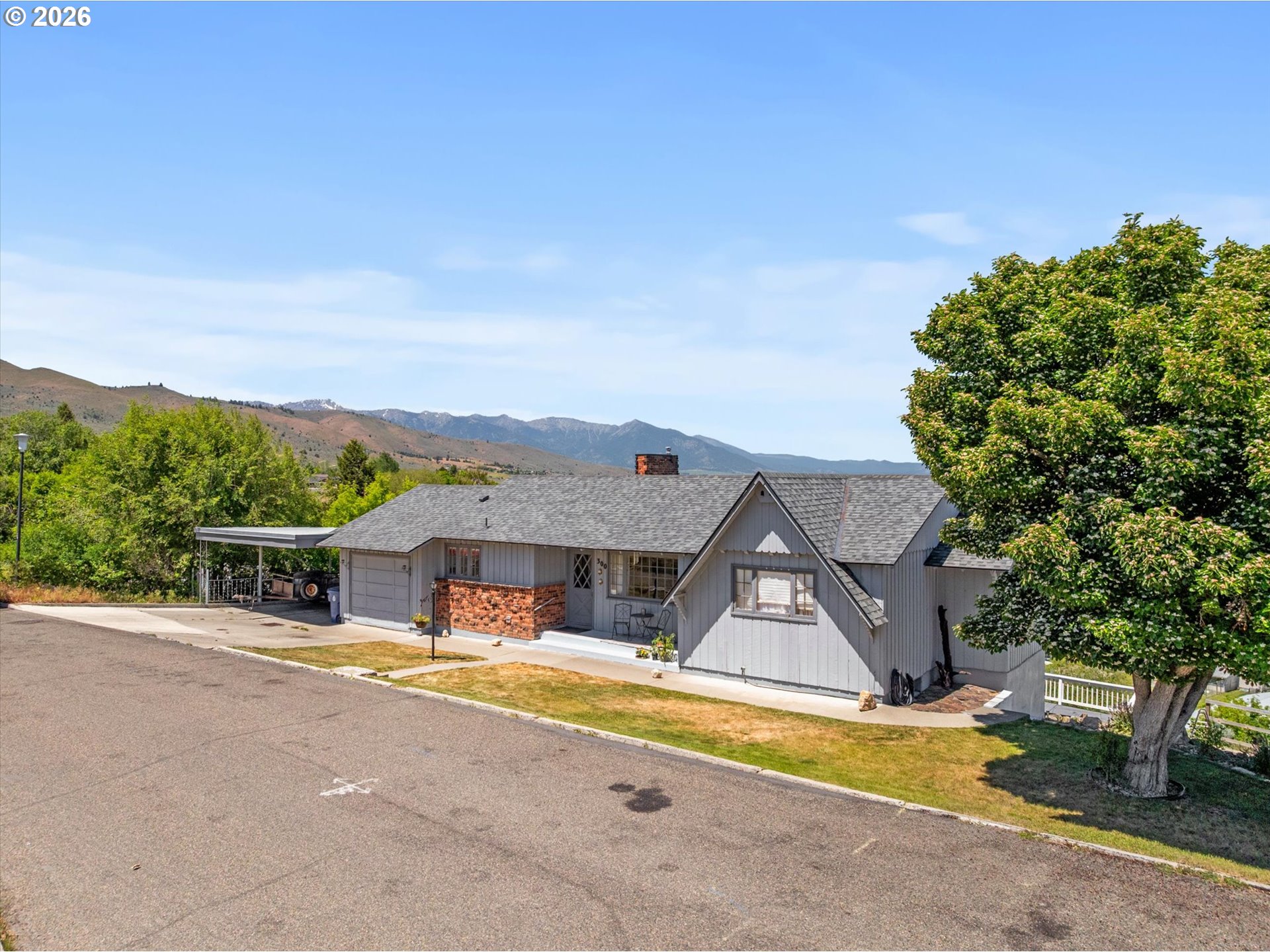 300 HILLCREST DR Property Photo 1