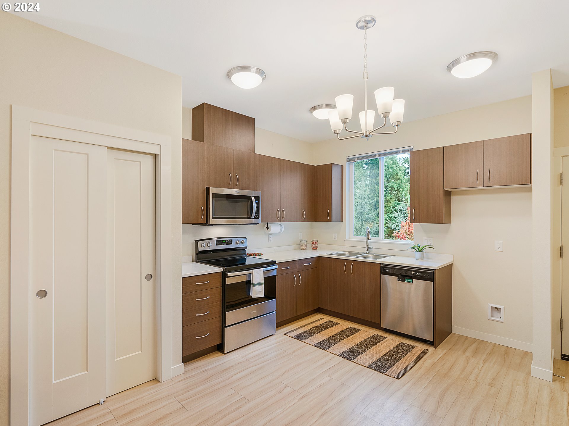 10827 E Burnside St Property Photo 11