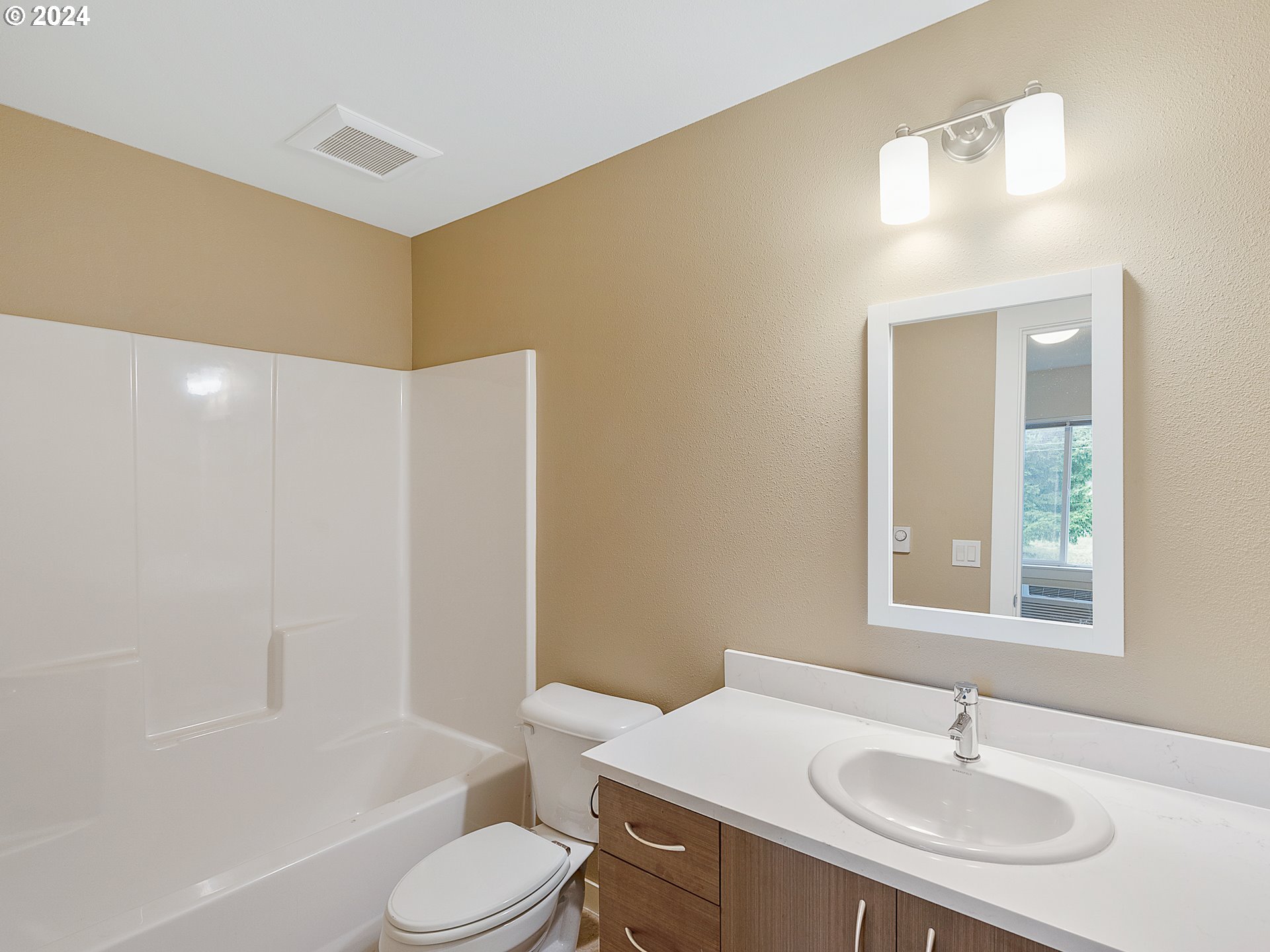 10827 E Burnside St Property Photo 17