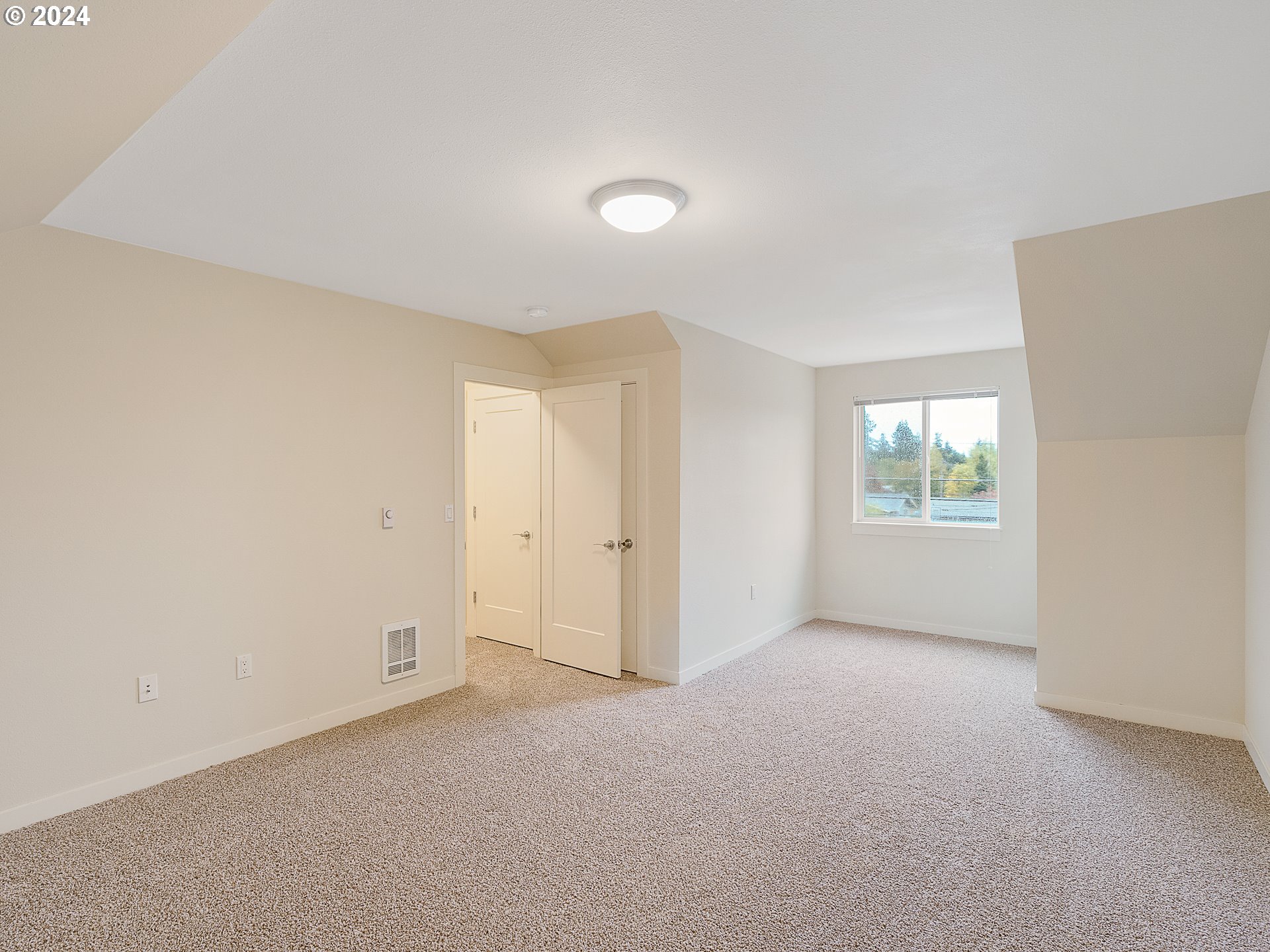 10827 E Burnside St Property Photo 23