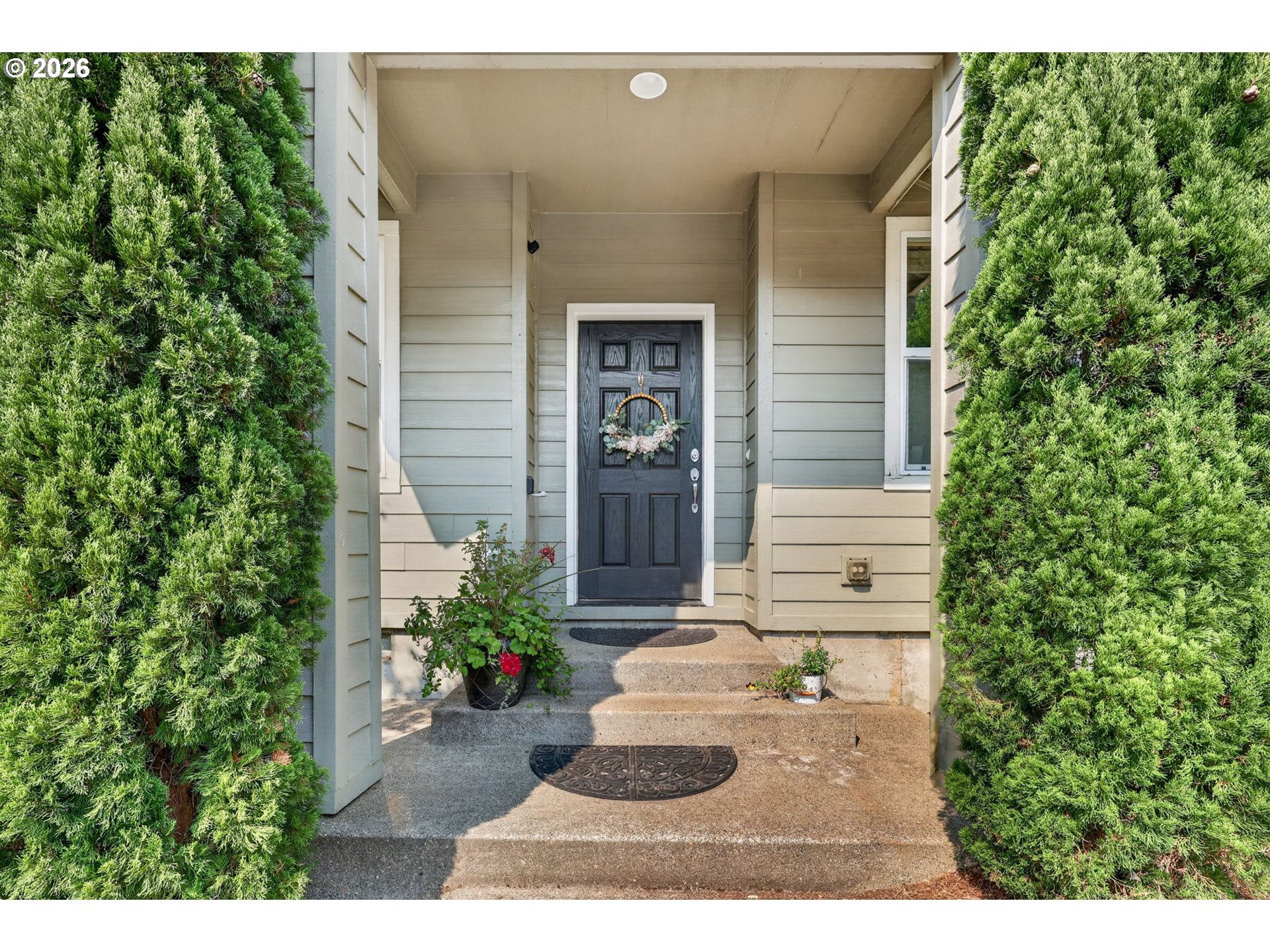 918 Ne Sunset Ct Property Photo 2
