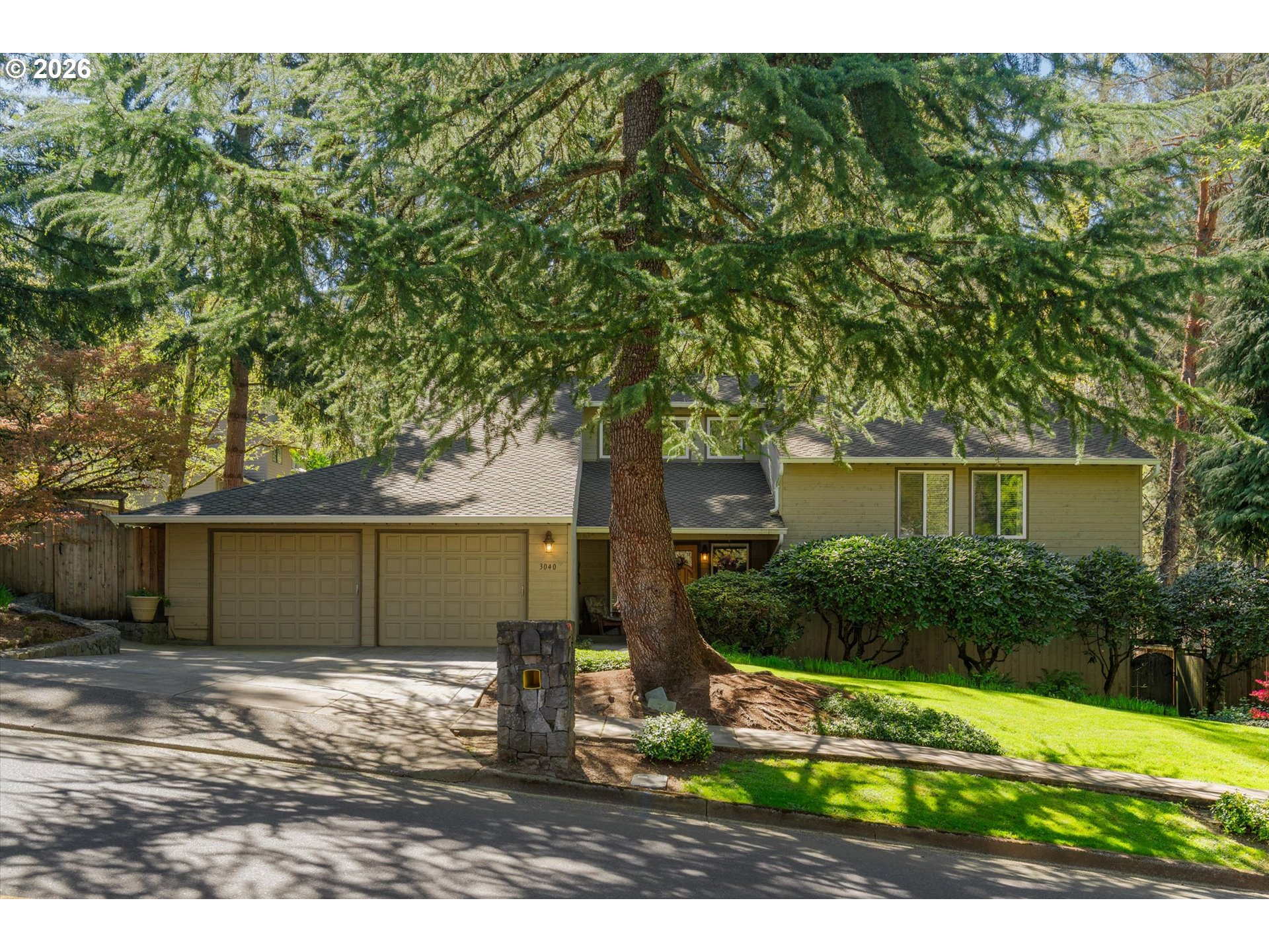 3040 ROYCE WAY Property Photo 1