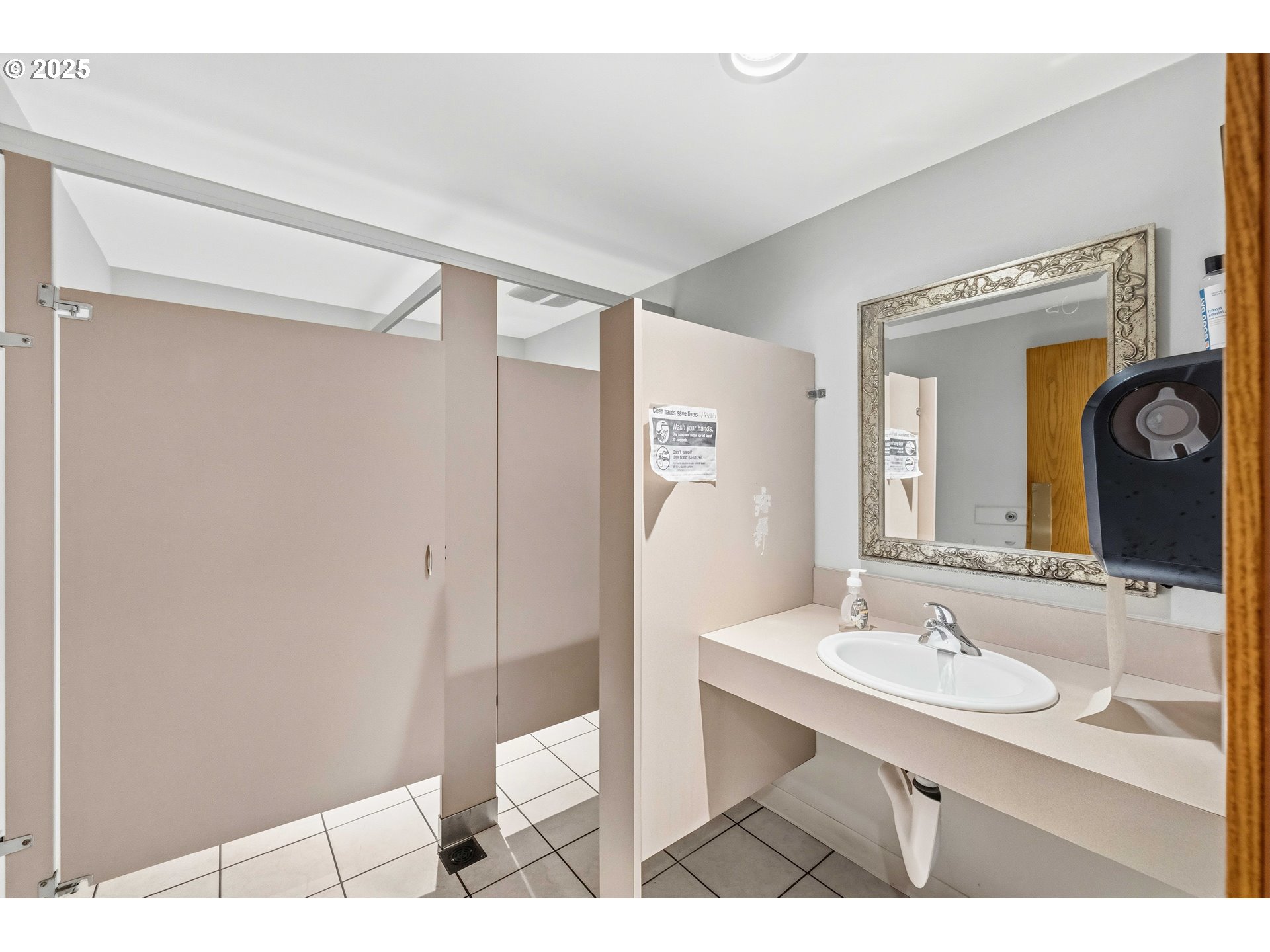 171 S Broadway St Property Photo 16