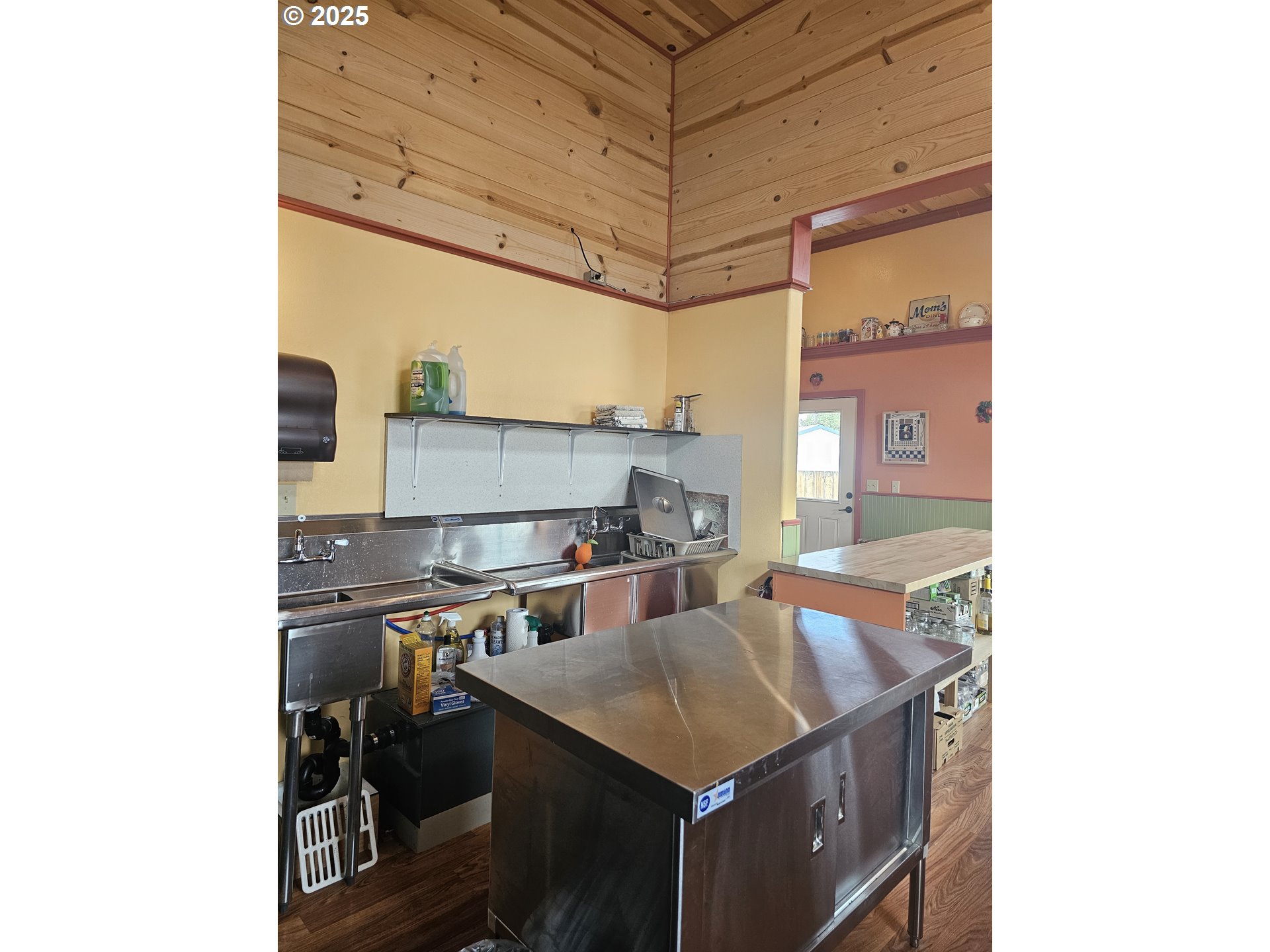 995 3rd St Property Photo 11
