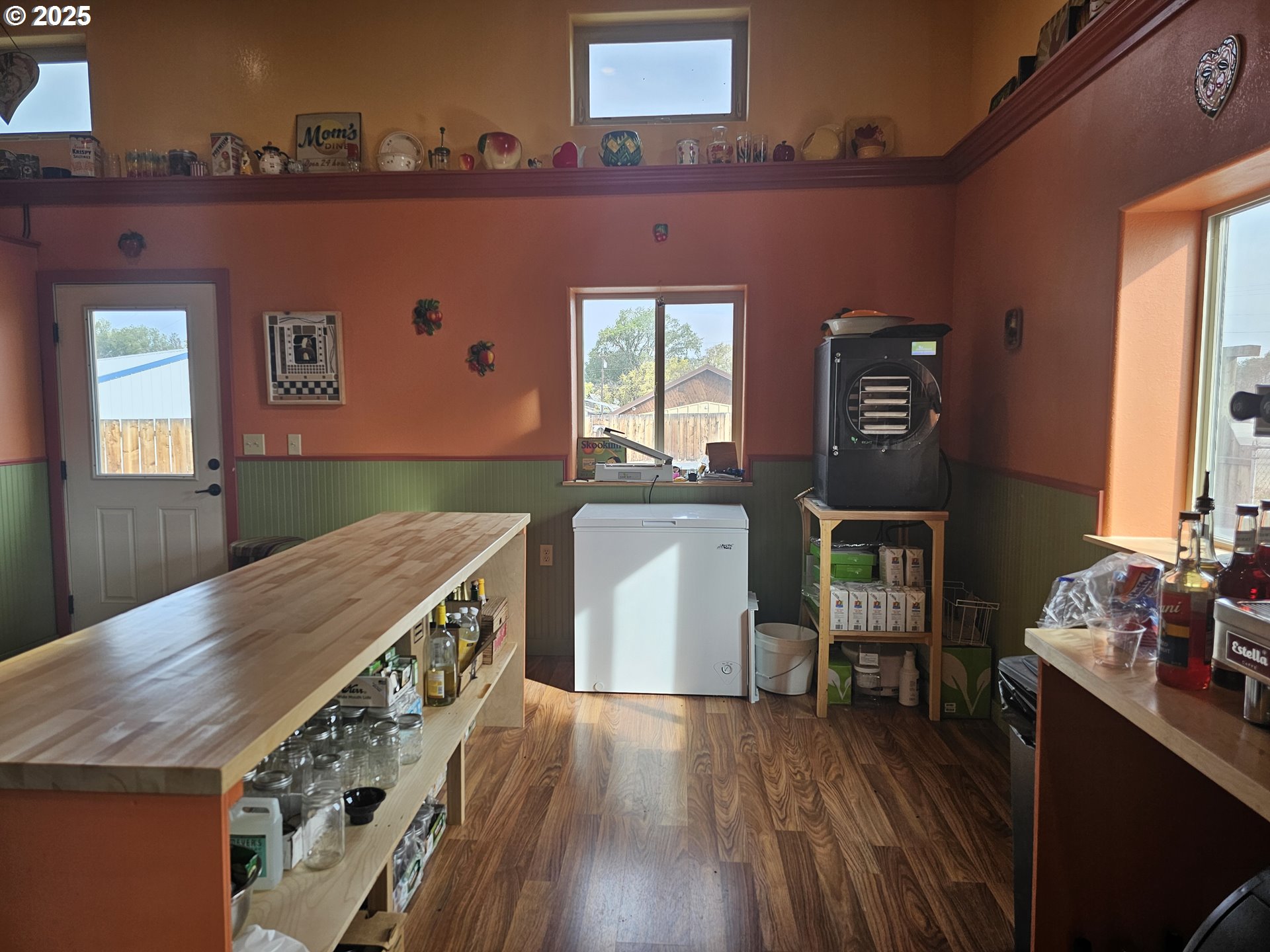 995 3rd St Property Photo 15