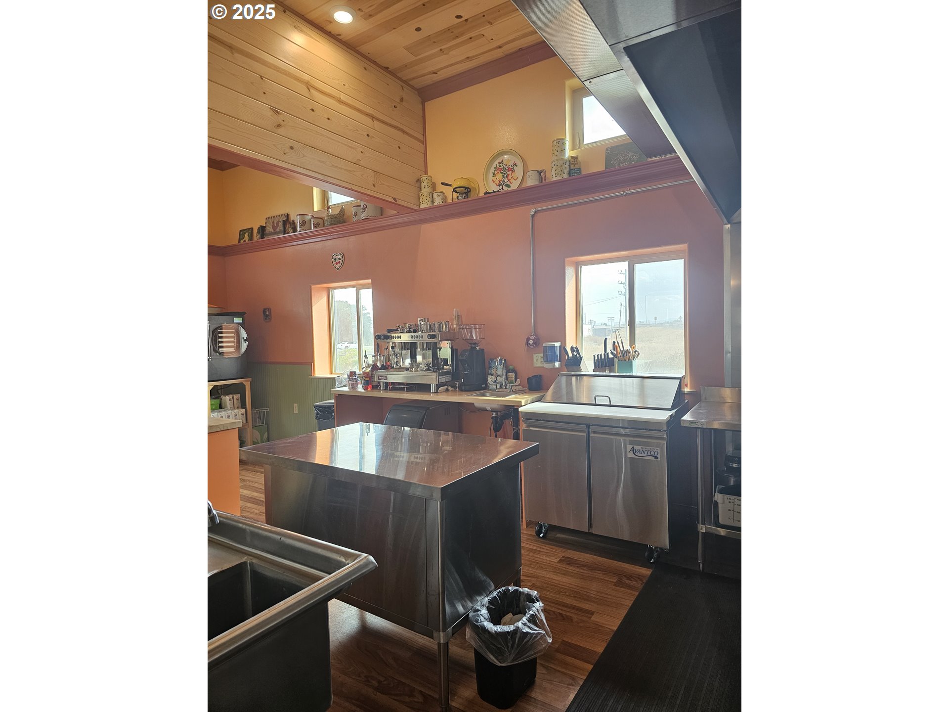 995 3rd St Property Photo 16