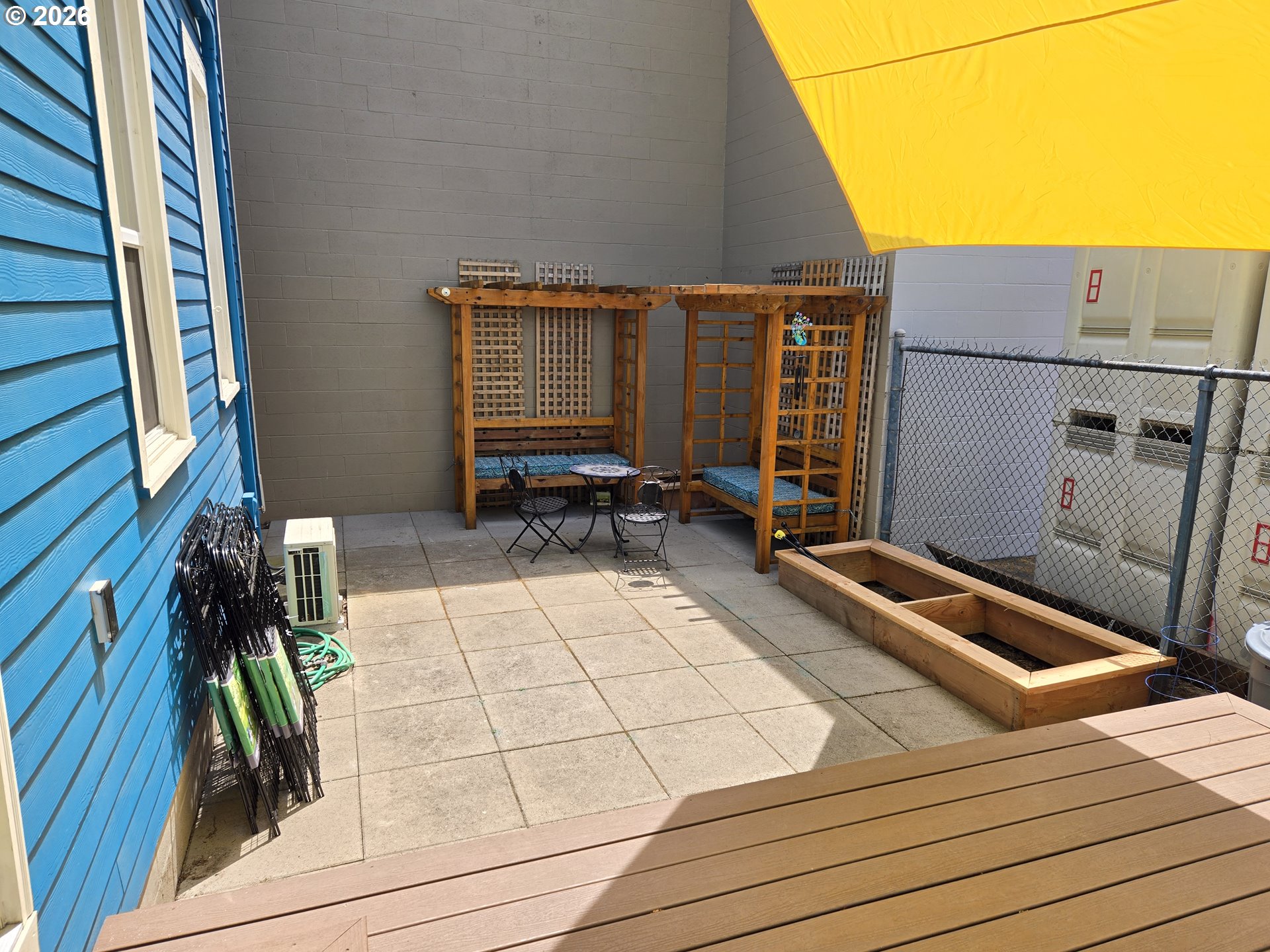 466 Lincoln St Property Photo 2