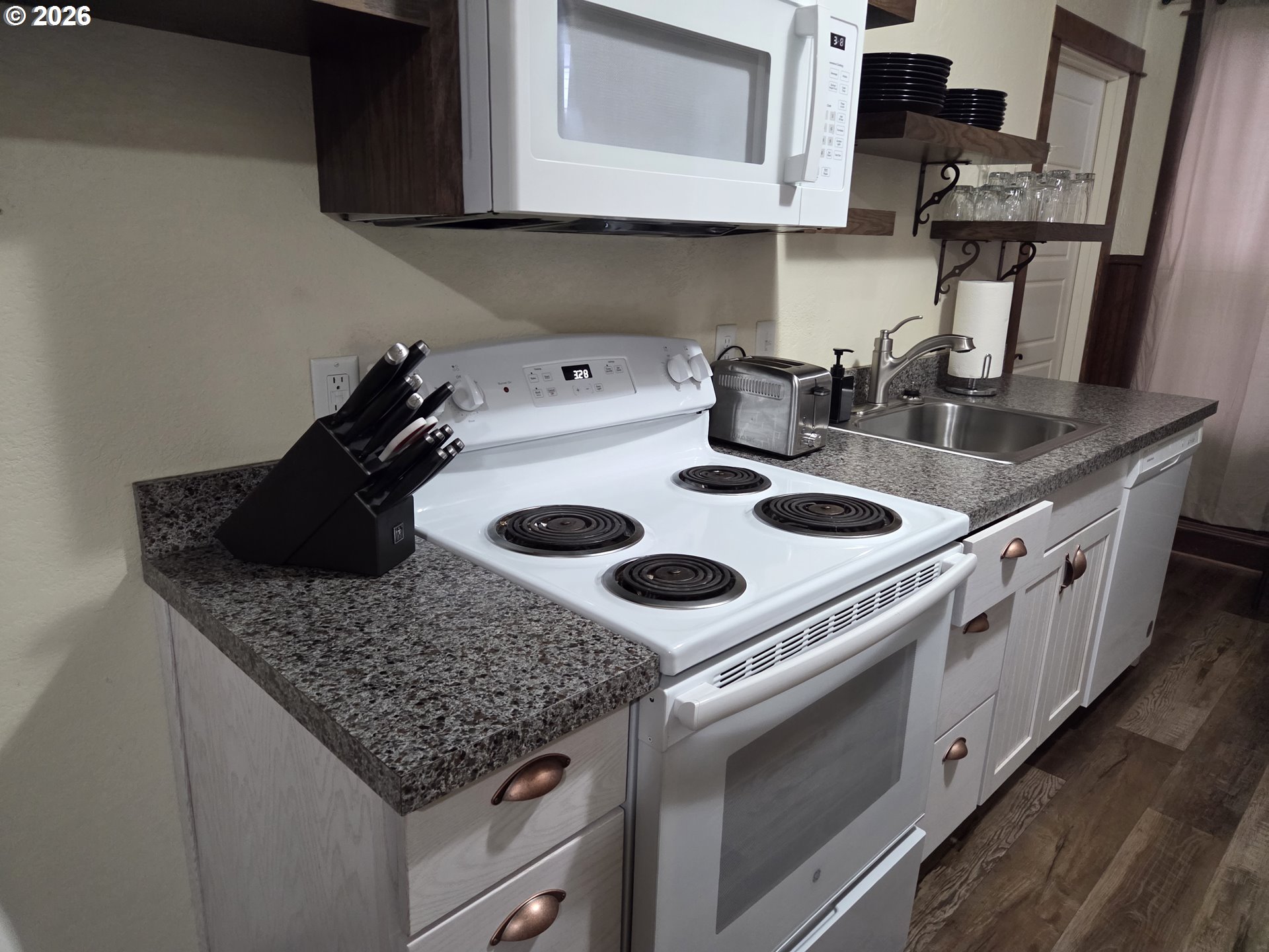 466 Lincoln St Property Photo 4