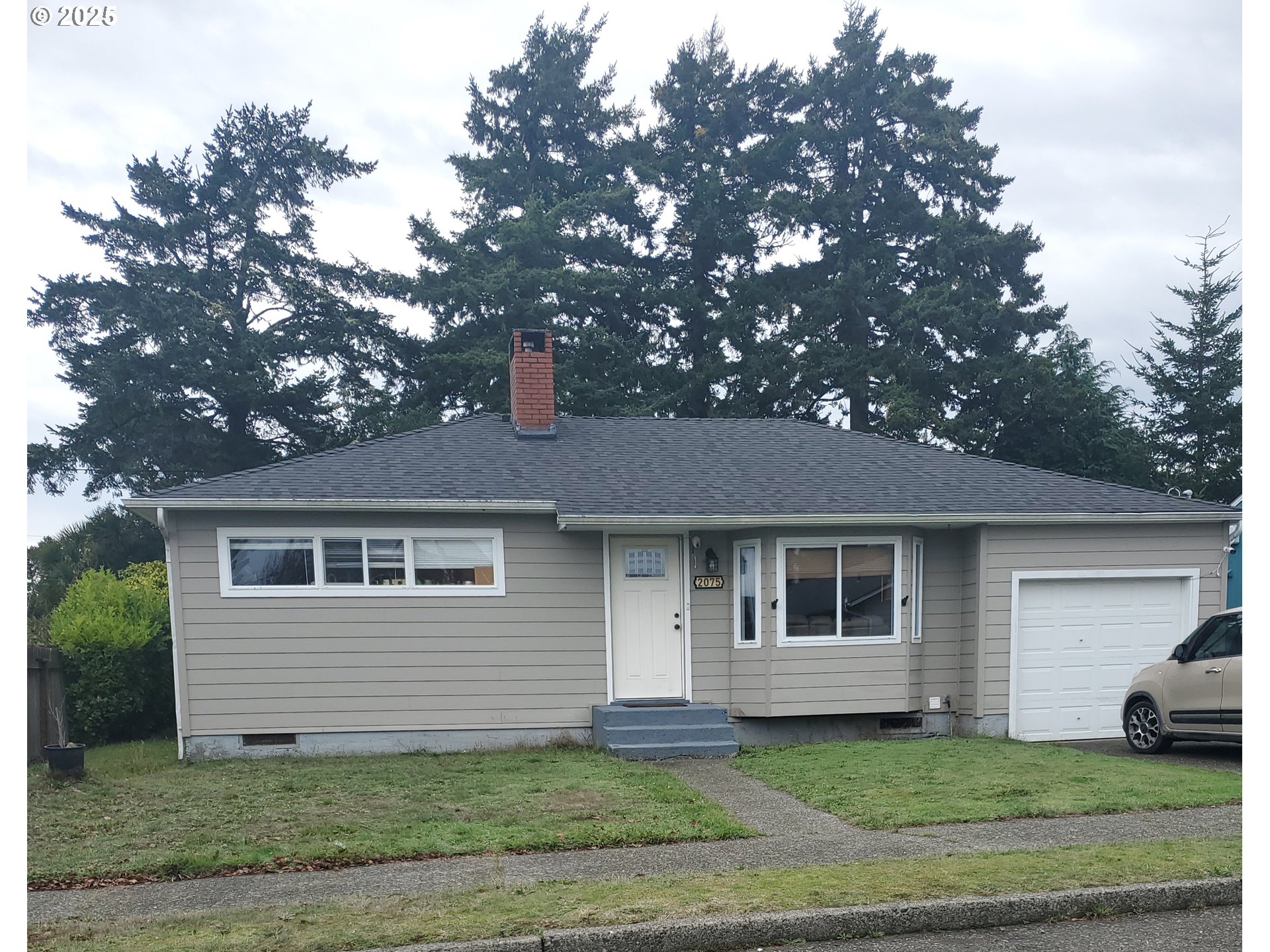 2075 JOHNSON ST Property Photo 1