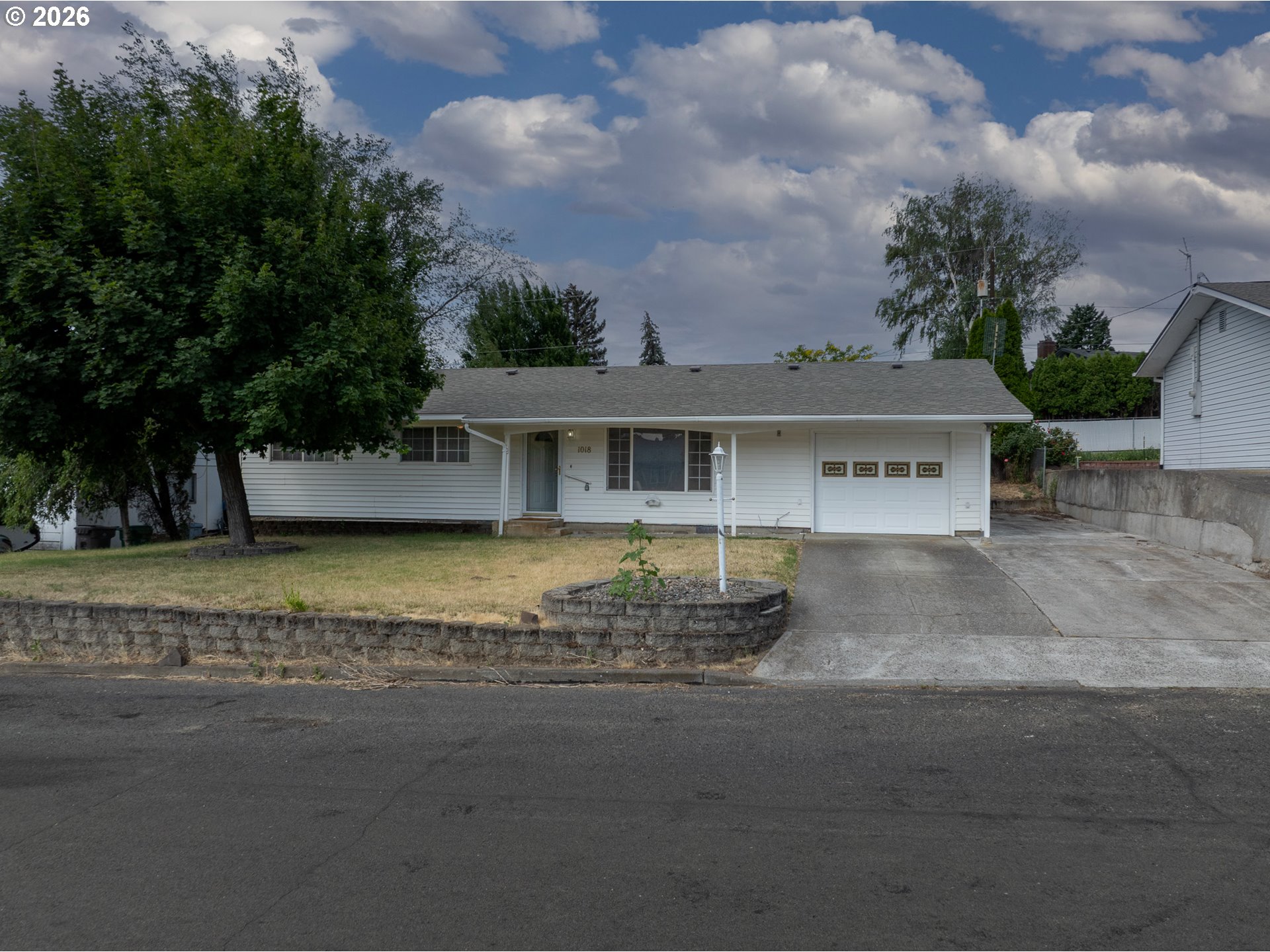 1018 W Murray Dr Property Photo 1