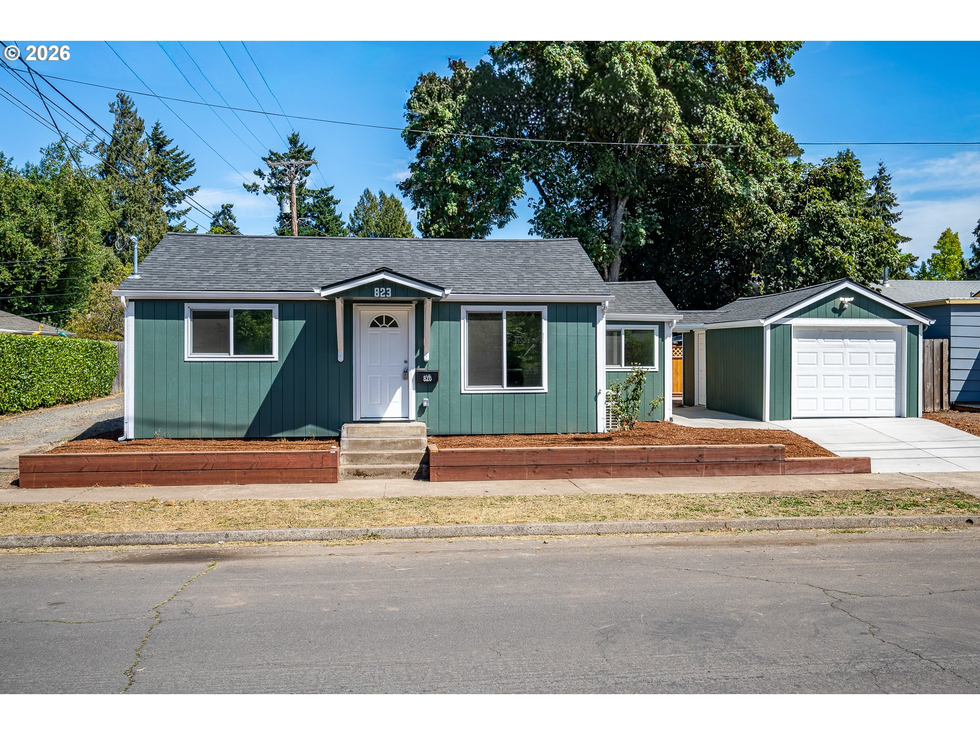 823 4th St Property Photo 1