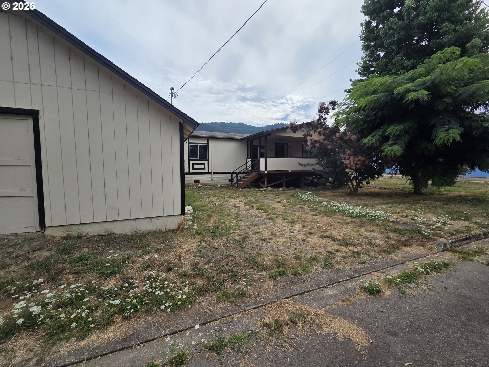 317 Applegate Ave Property Photo 2