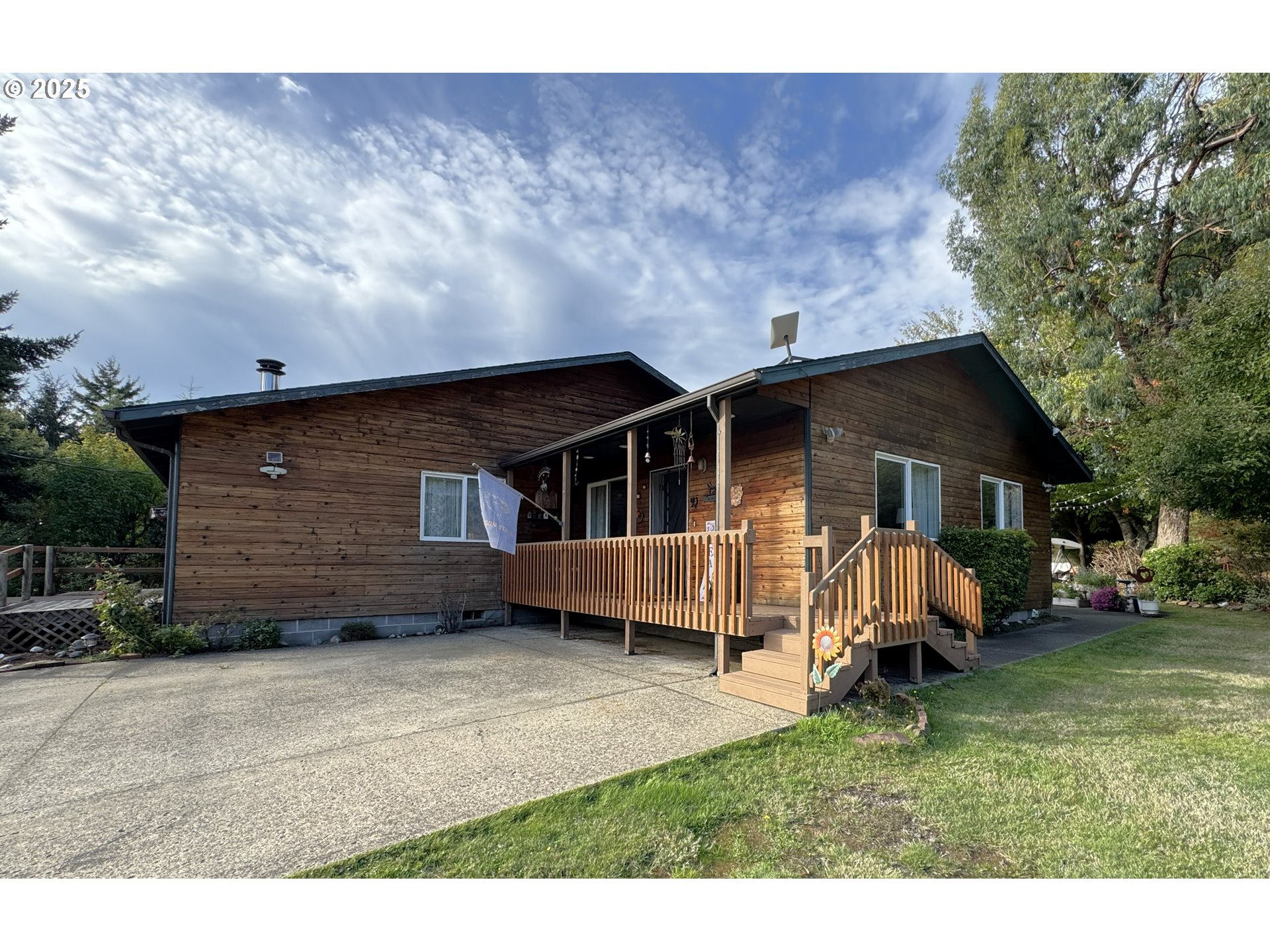 2475 S Smith River Rd Property Photo 4