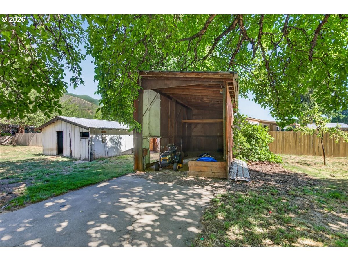295 W Evans Creek Rd Property Photo 30