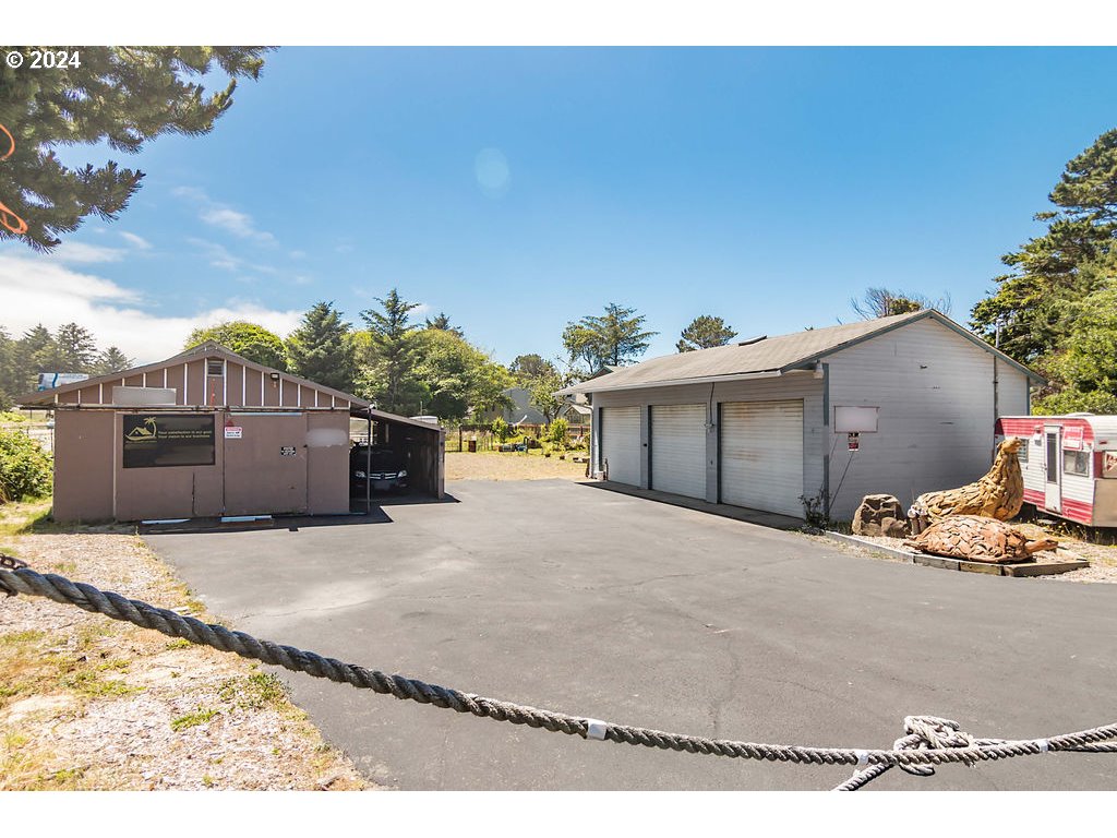 20 Willow St Property Photo 23