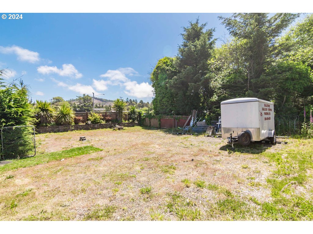 20 Willow St Property Photo 28