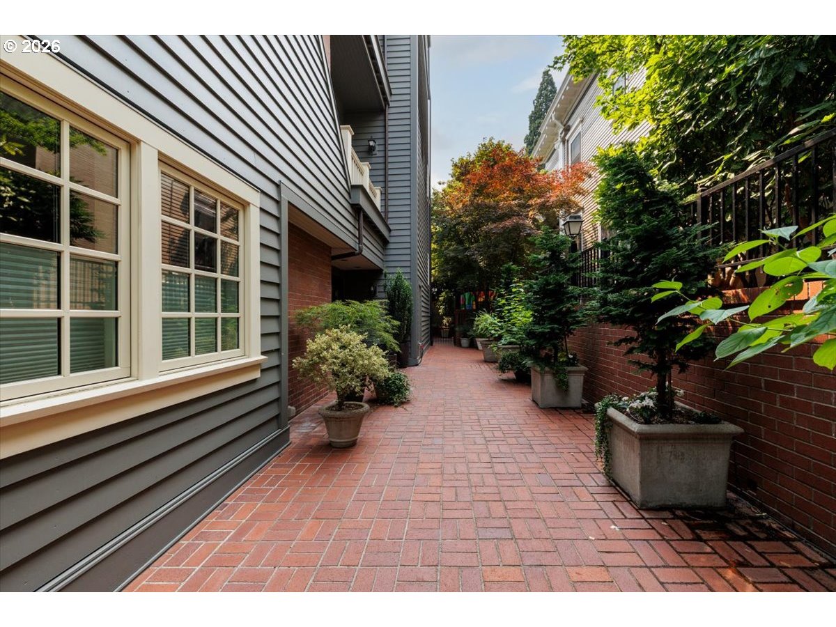 2172 Sw Park Pl C Property Photo 5
