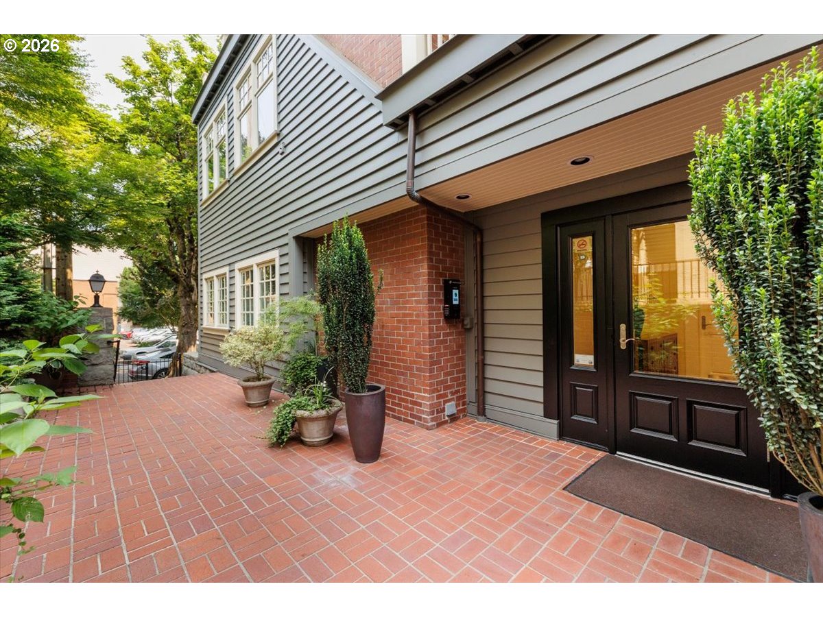 2172 Sw Park Pl C Property Photo 6