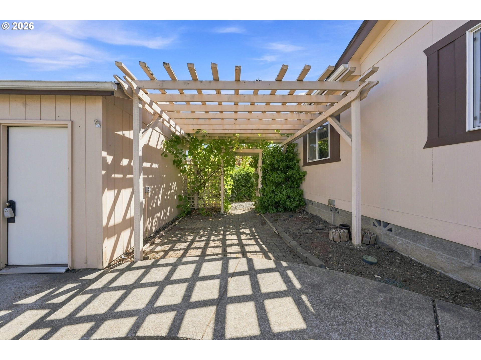290 Adams Loop Property Photo 5