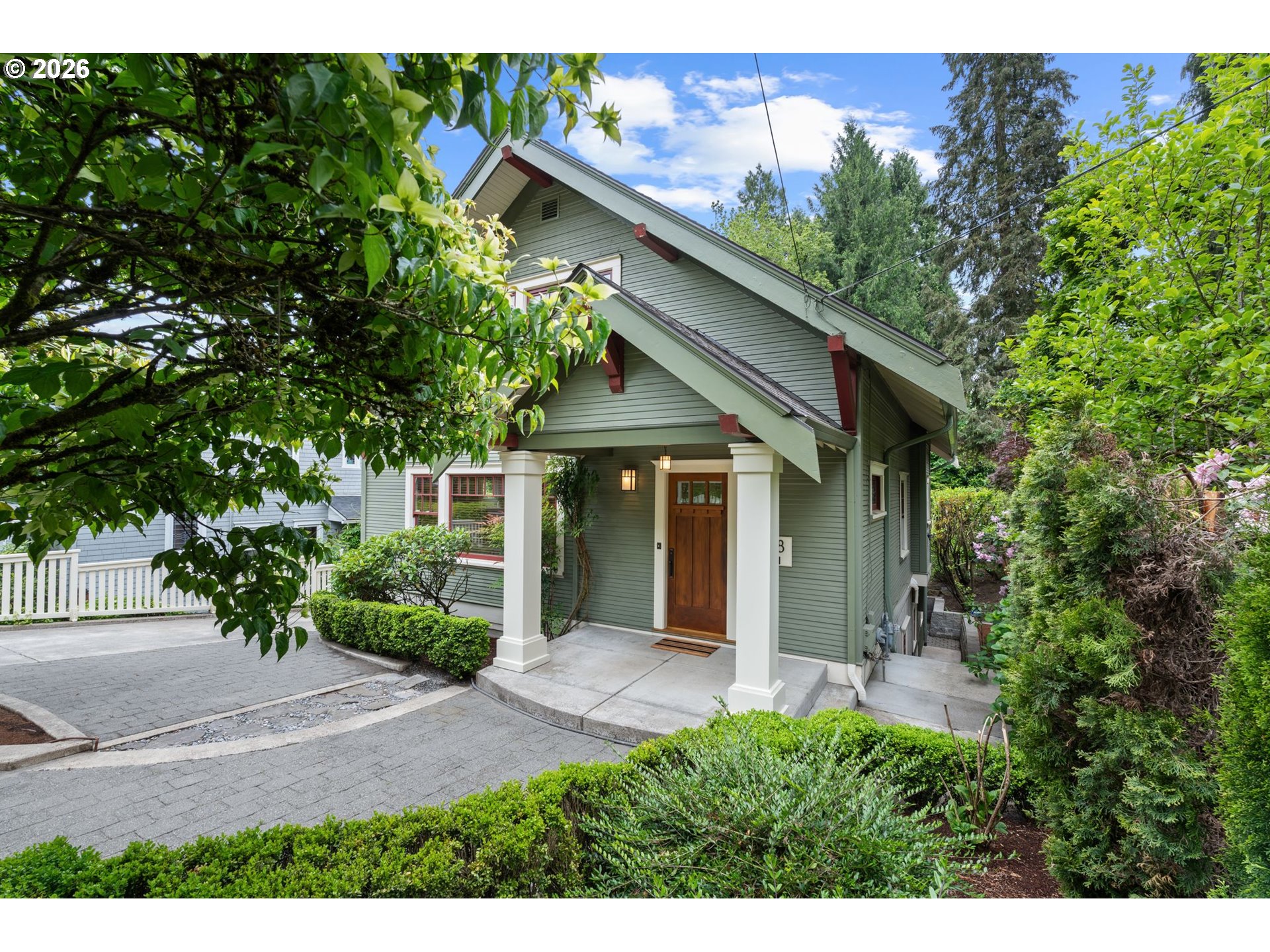 2328 Sw Broadway Dr Property Photo 2