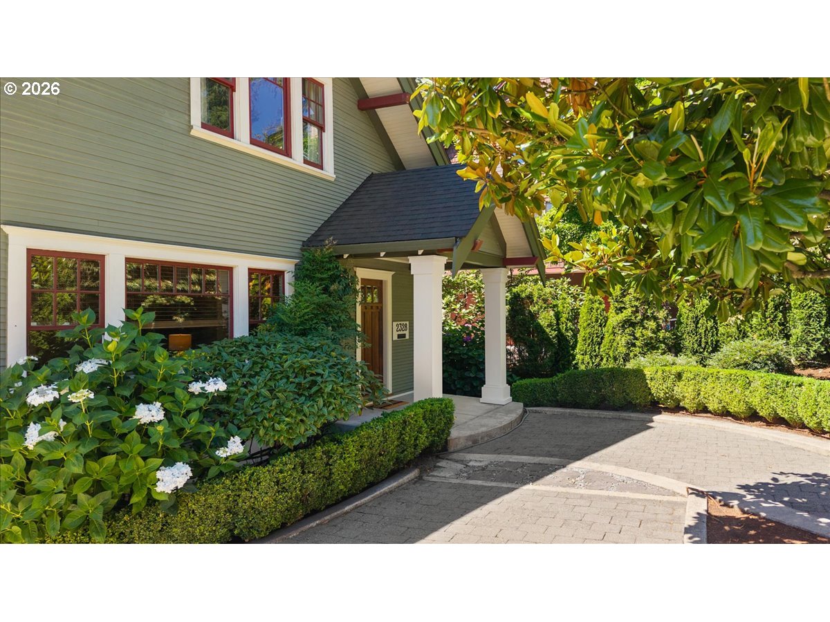2328 Sw Broadway Dr Property Photo 3