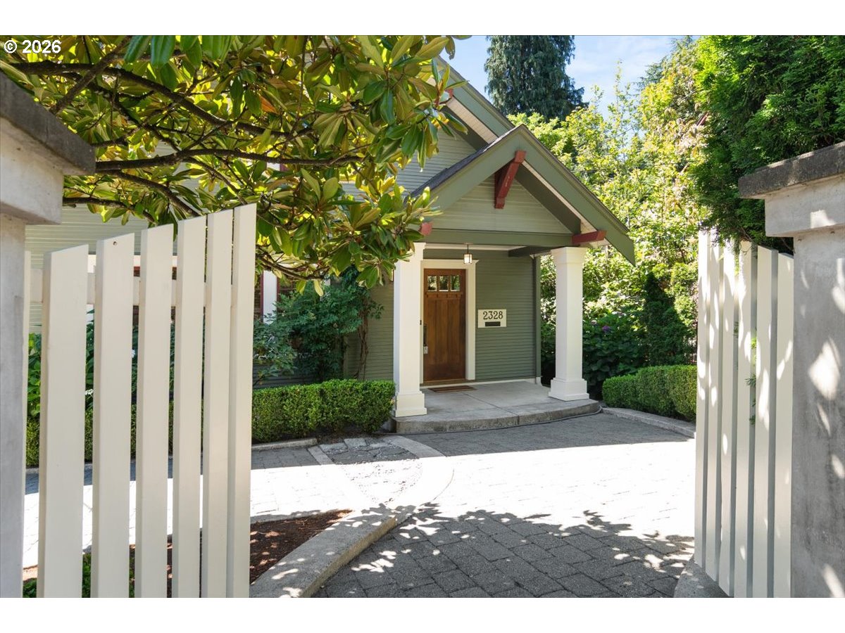 2328 Sw Broadway Dr Property Photo 4