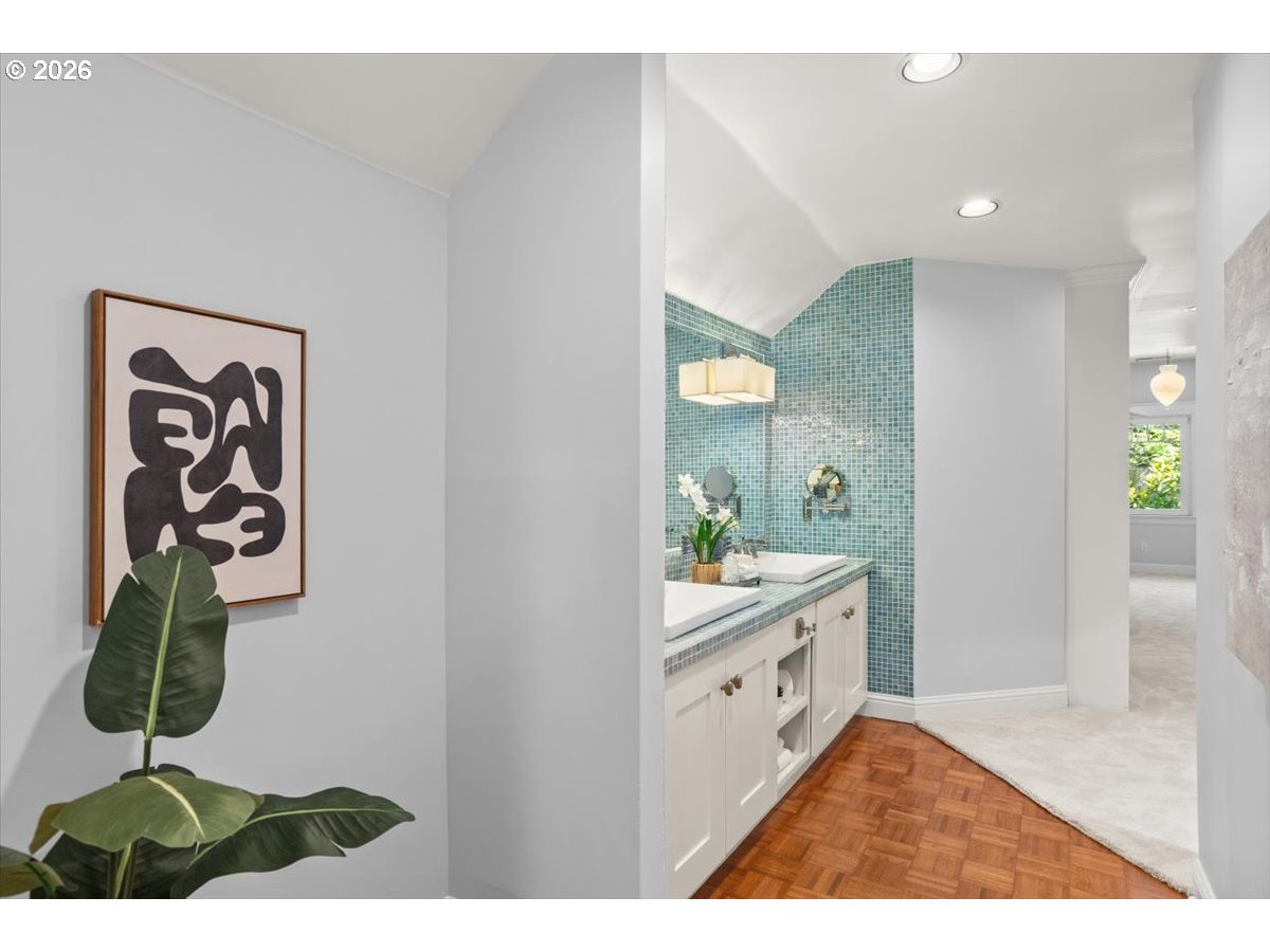 2328 Sw Broadway Dr Property Photo 23