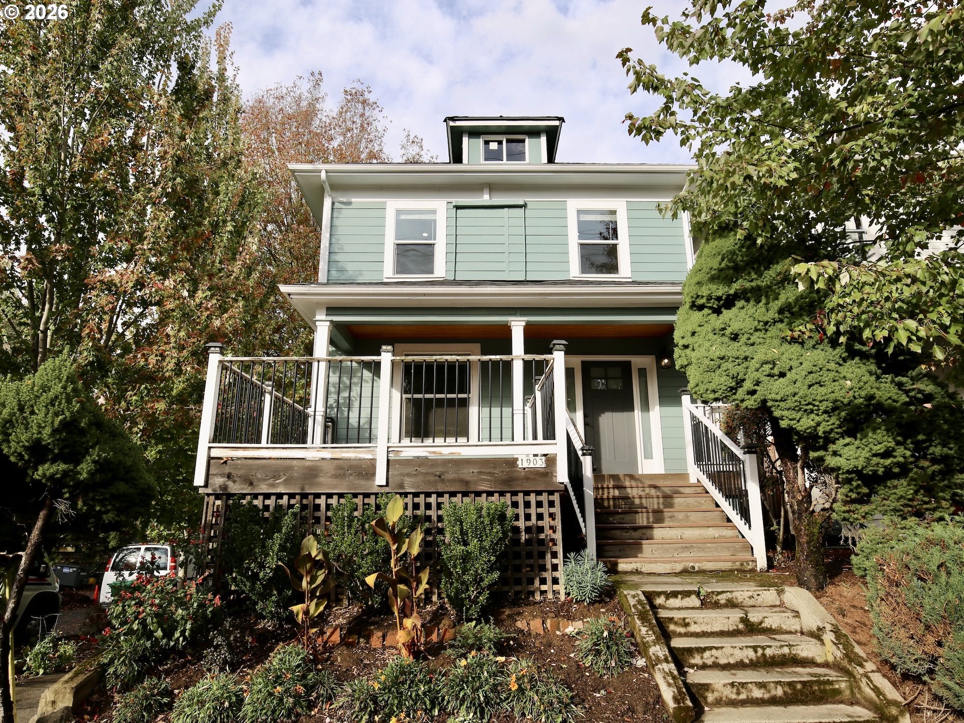 1903 SE STARK ST Property Photo 1