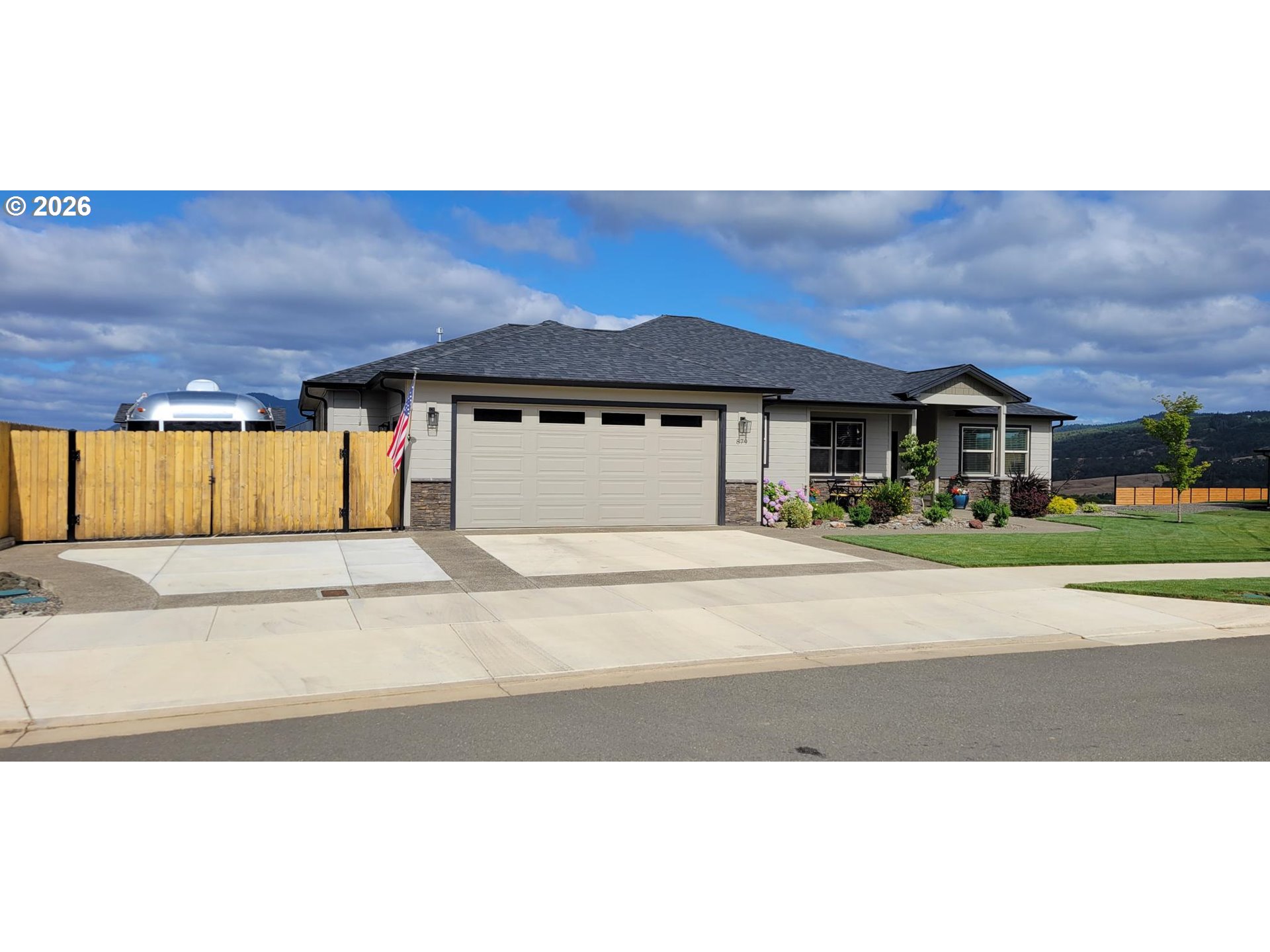 879 Pebble Crk St Property Photo 2