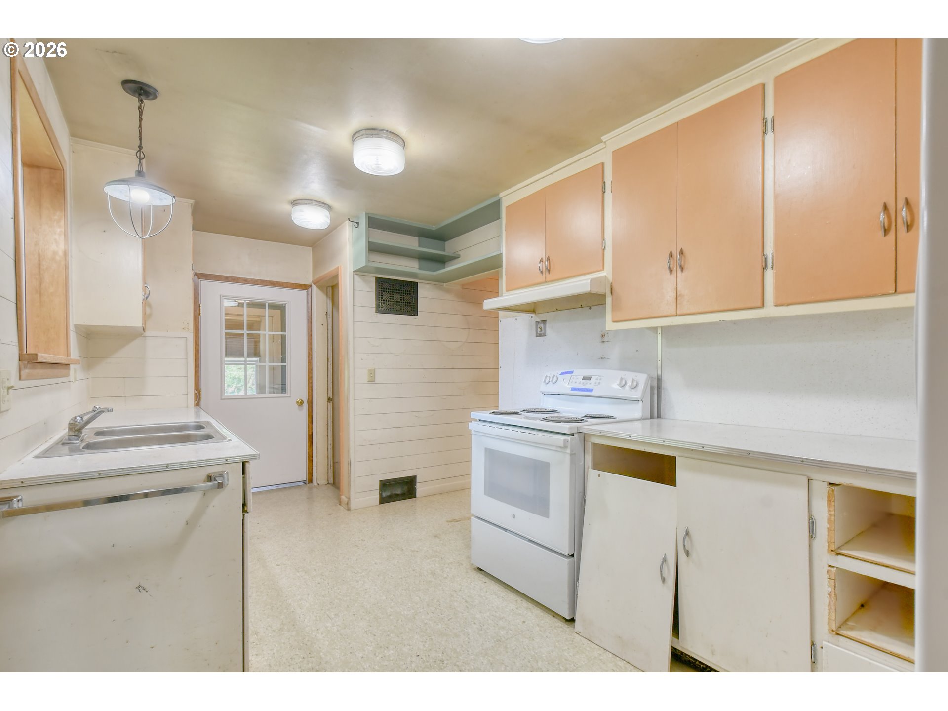 644 6th St Property Photo 12