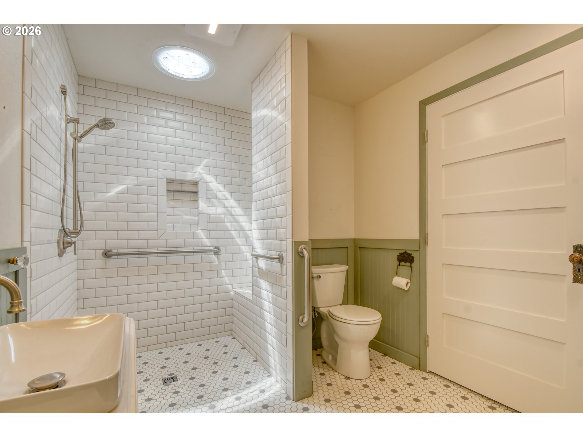 644 6th St Property Photo 17