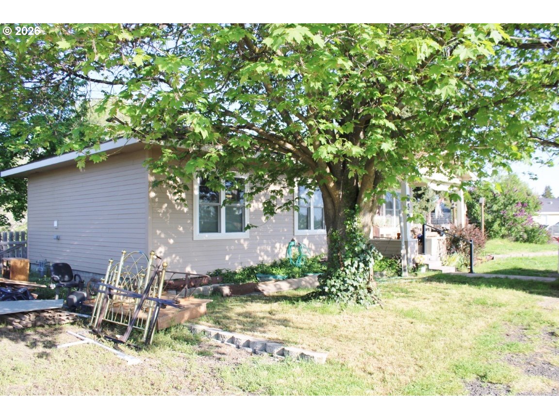 644 6th St Property Photo 28