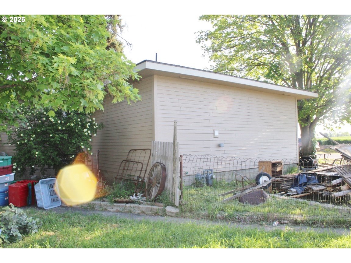 644 6th St Property Photo 36