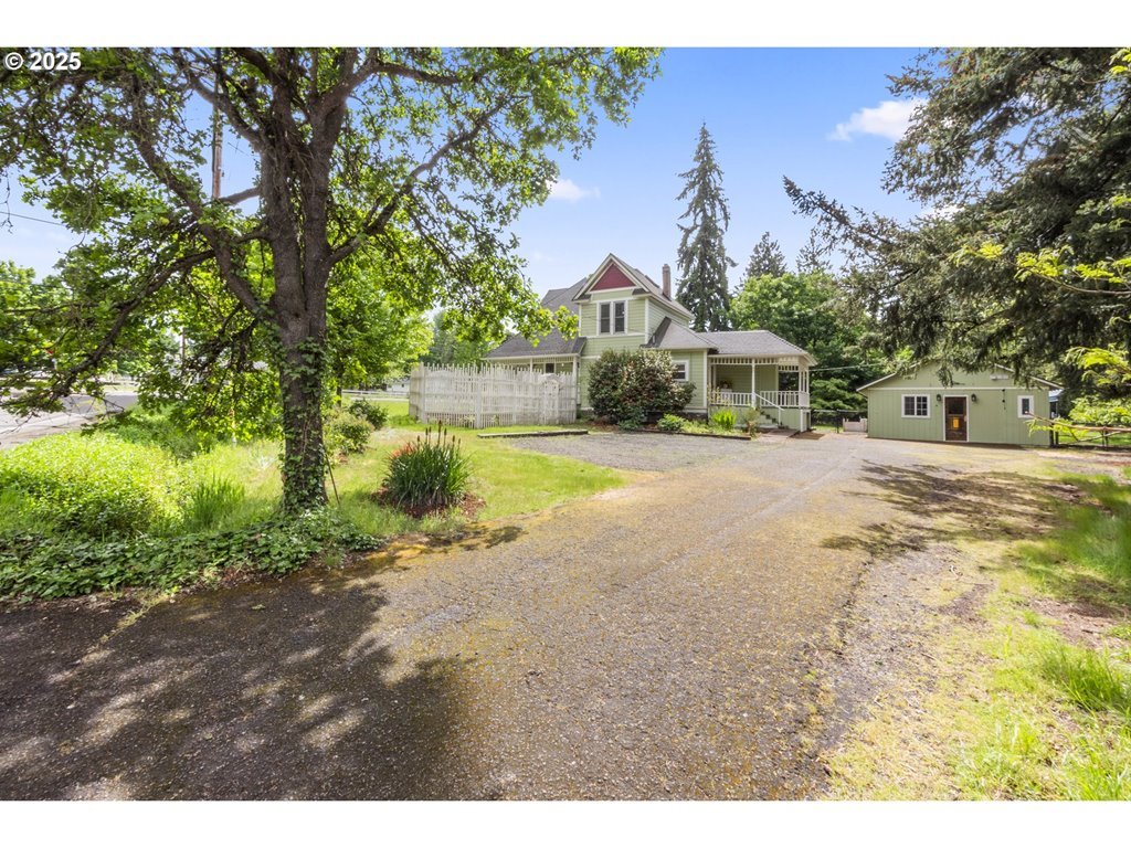 1067 Oak St Property Photo 2