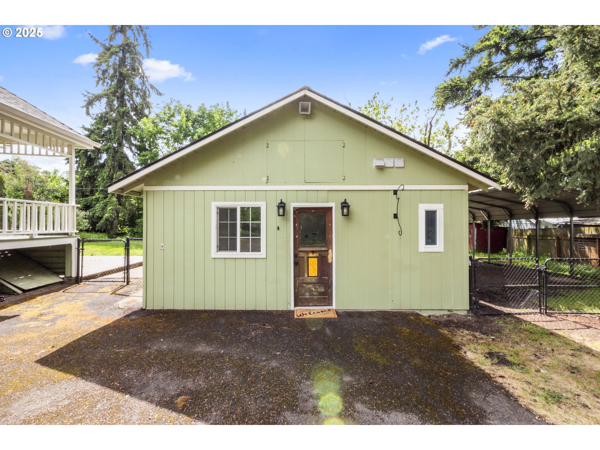 1067 Oak St Property Photo 3