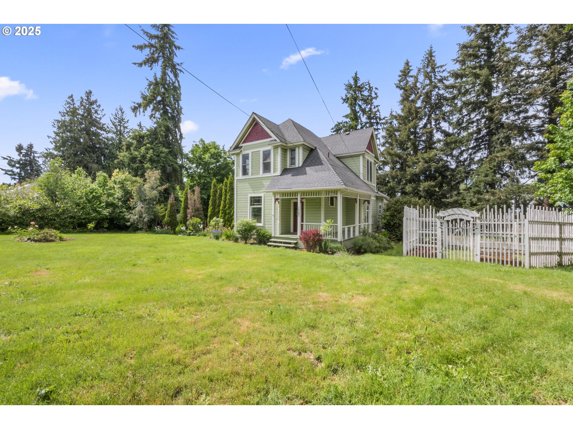 1067 Oak St Property Photo 4