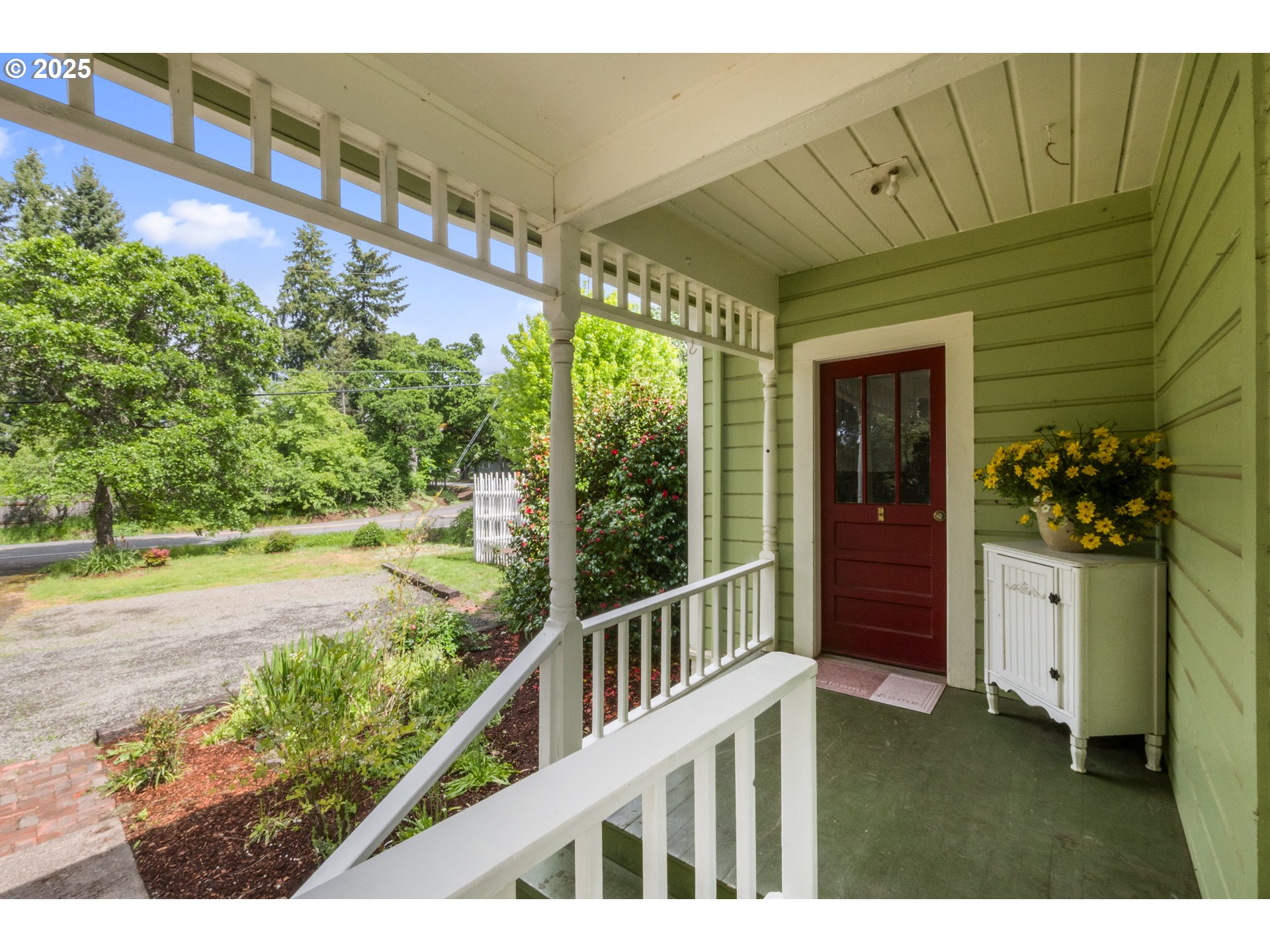 1067 Oak St Property Photo 5