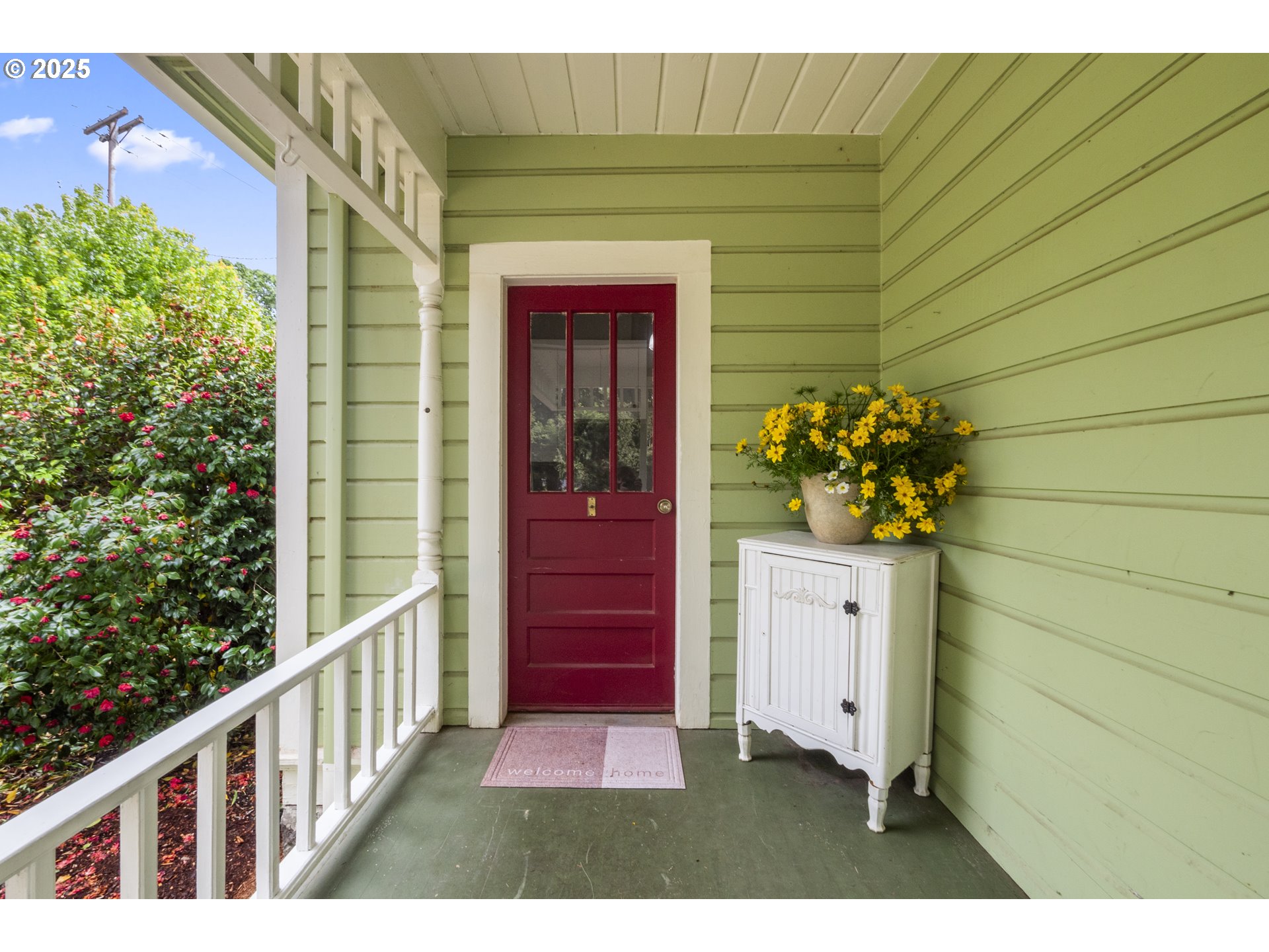 1067 Oak St Property Photo 6