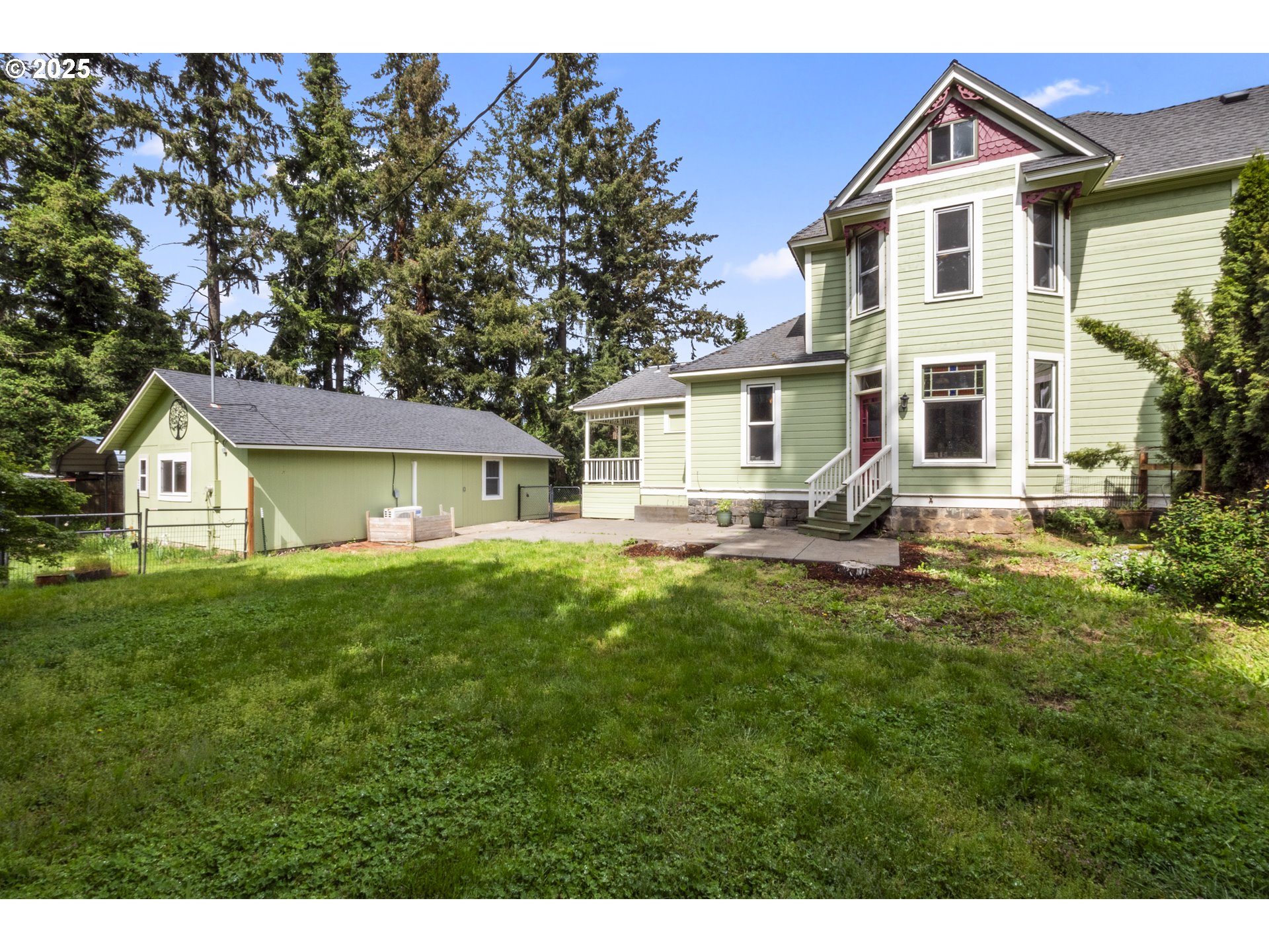 1067 Oak St Property Photo 7