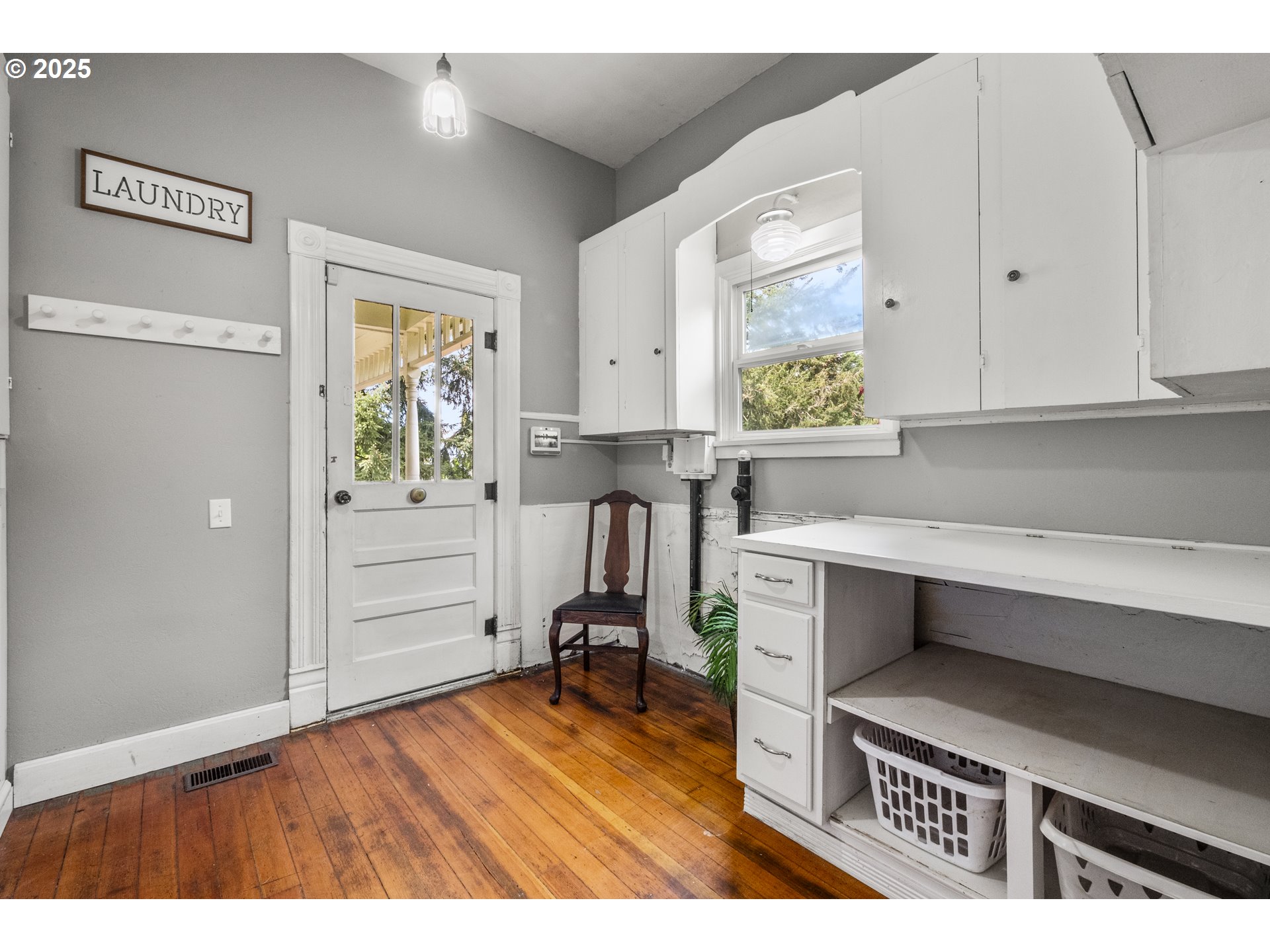 1067 Oak St Property Photo 10