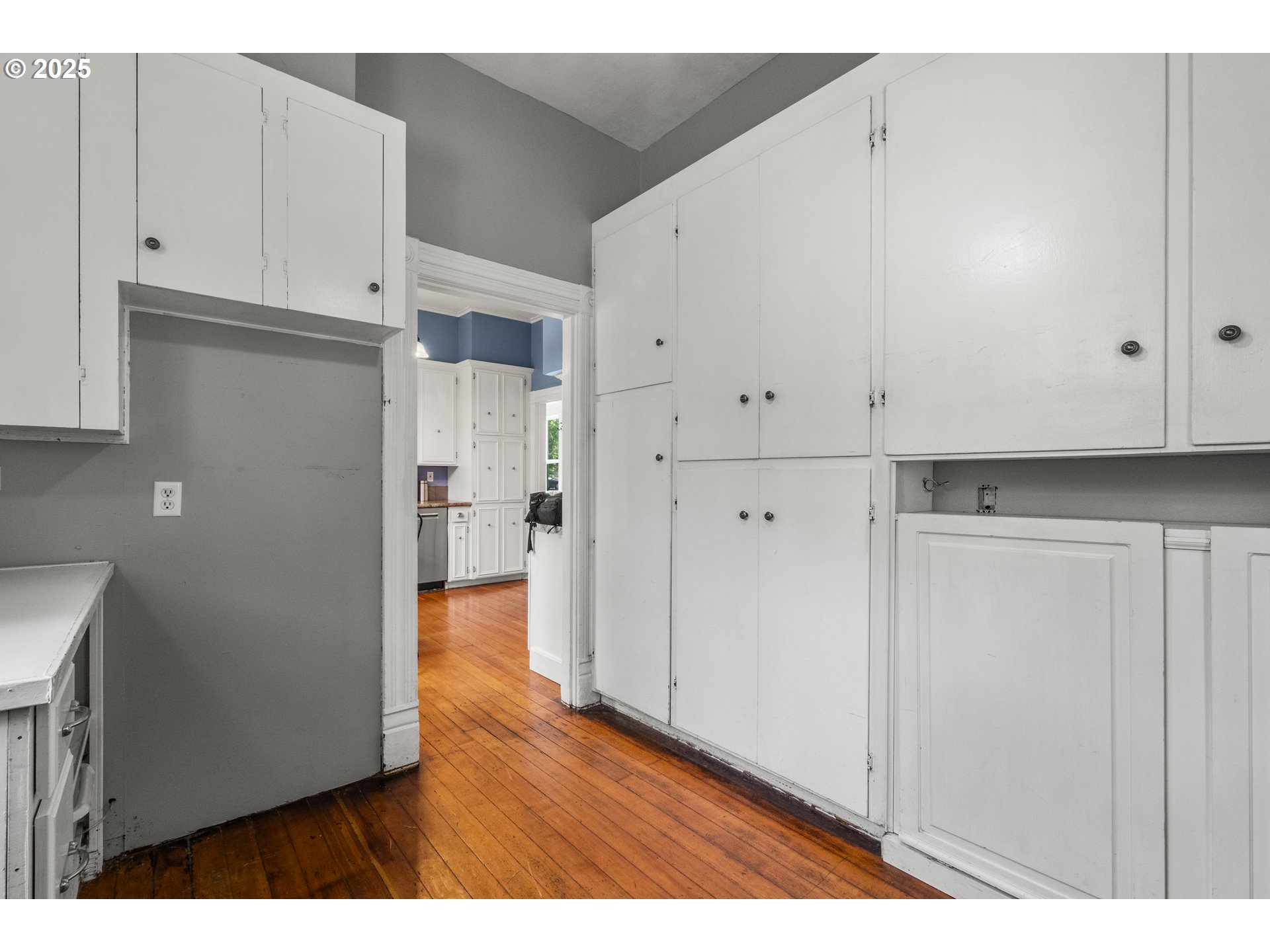 1067 Oak St Property Photo 11