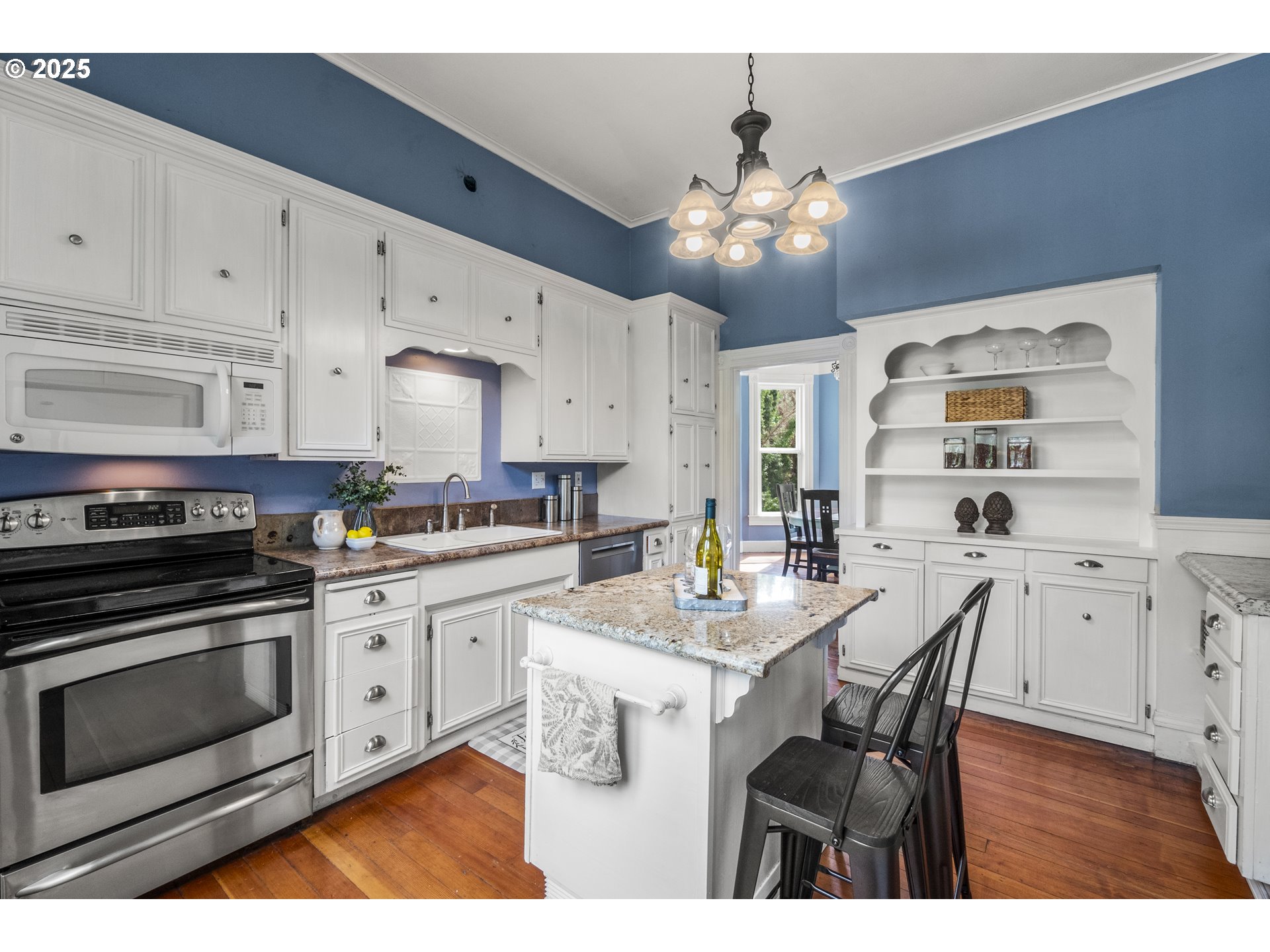 1067 Oak St Property Photo 14