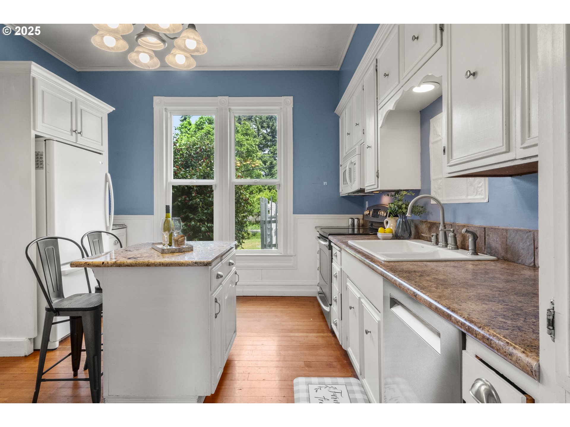 1067 Oak St Property Photo 15