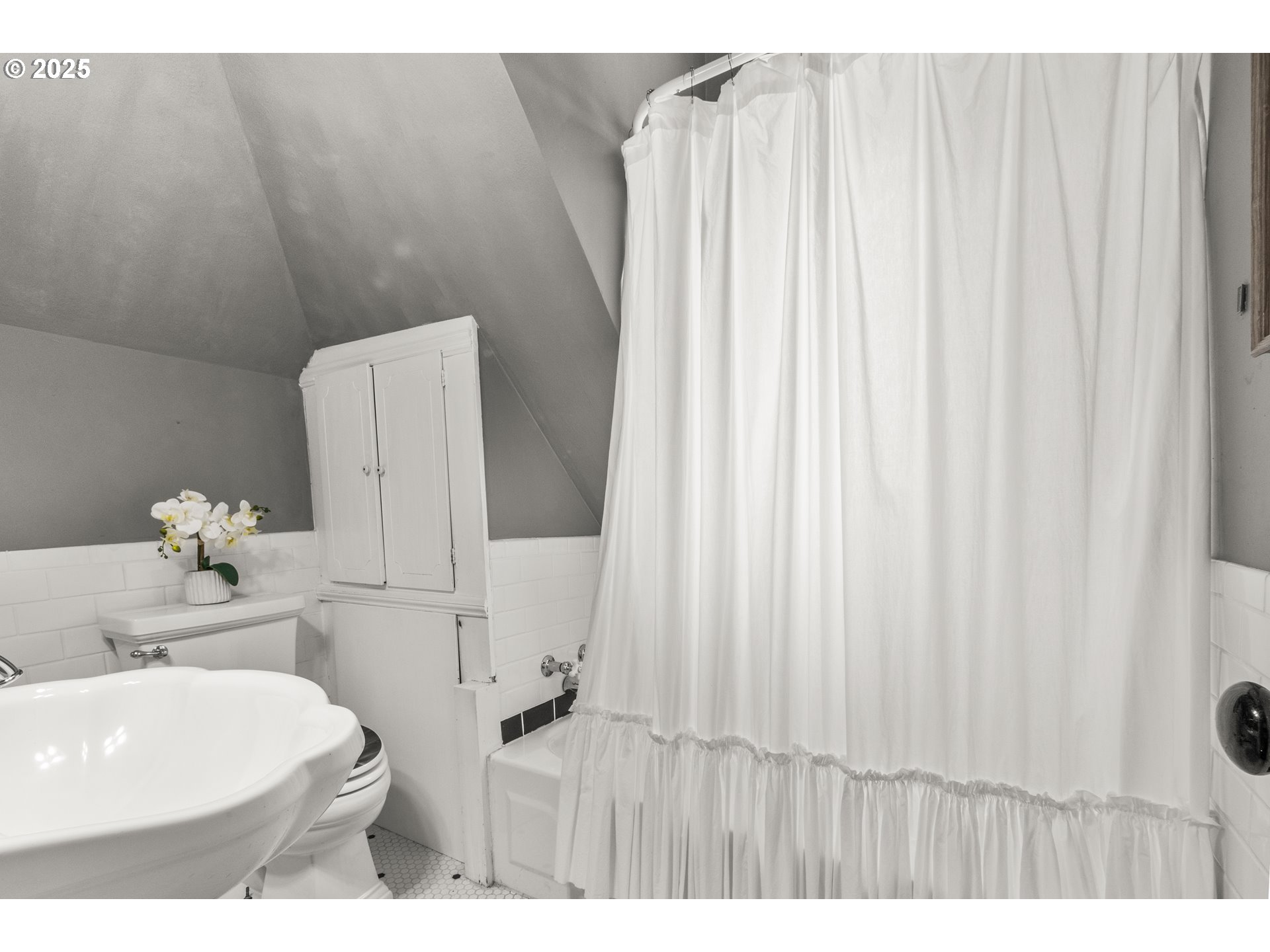1067 Oak St Property Photo 28