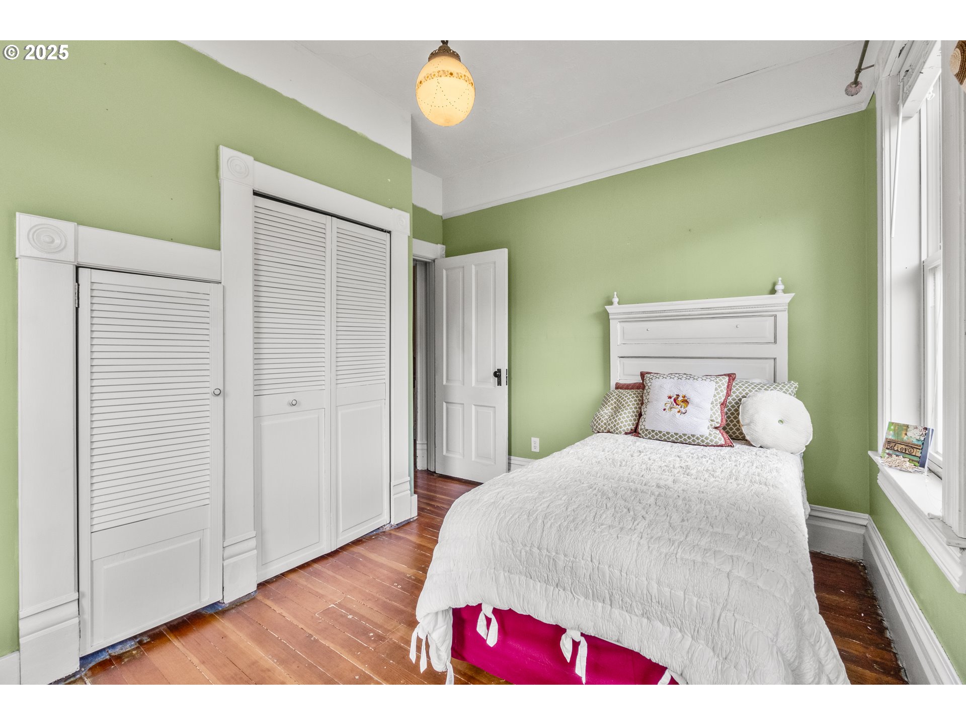 1067 Oak St Property Photo 32